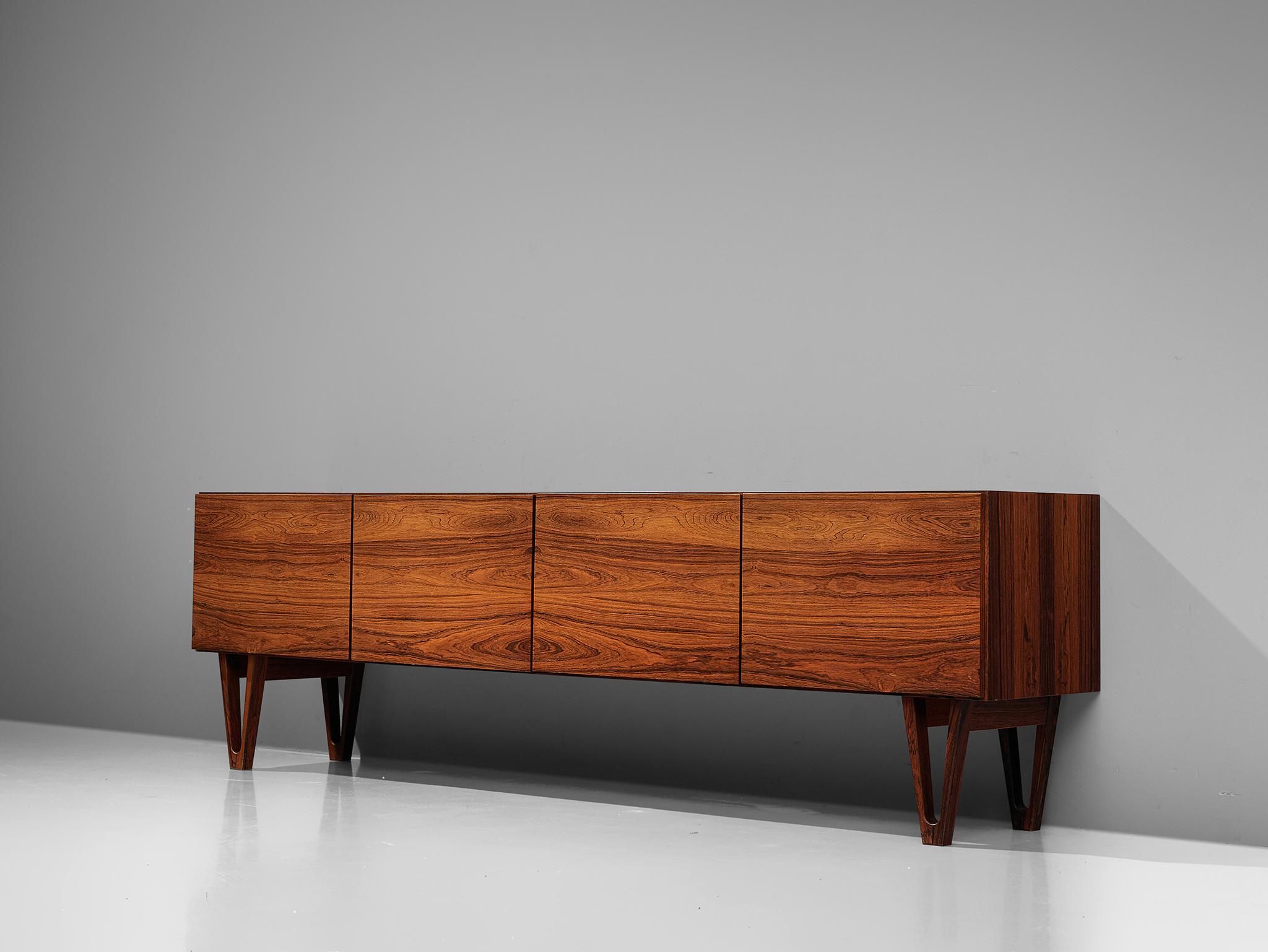 Ib Kofod-Larsen for Brande Møbelfabrik, sideboard, rosewood, Denmark, 1960s.

Wonderful Scandinavian Modern sideboard by Ib Kofod-Larsen. The sideboard is executed in rosewood and contains four doors in the front. Behind these doors you'll find an