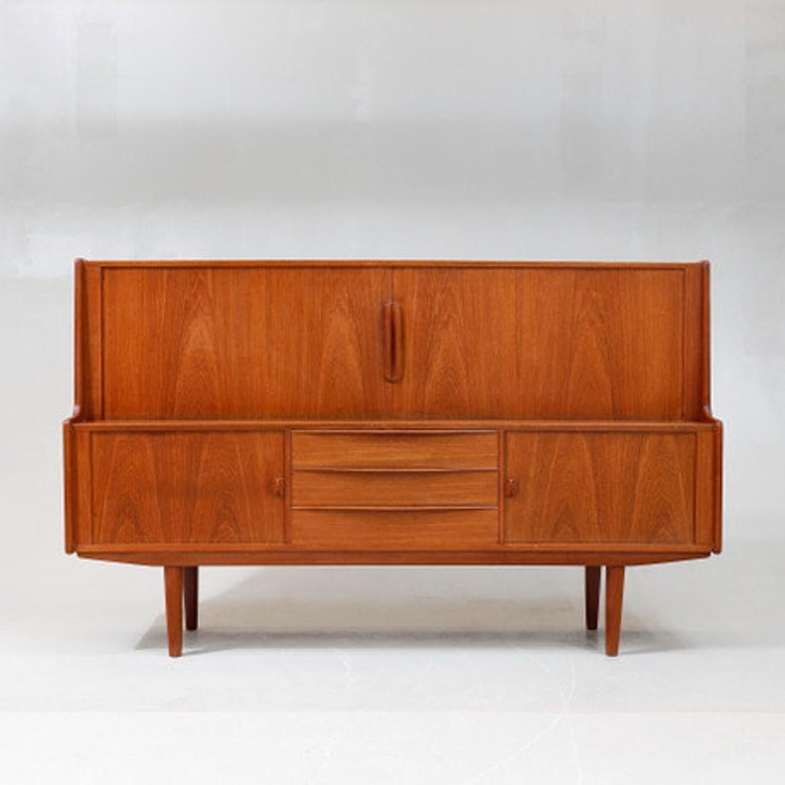 IB KOFOD-LARSEN. Sideboard, teak, Faarup Møbelfabrik, Denmark, mid-20th century. Furniture - Chests of drawers.