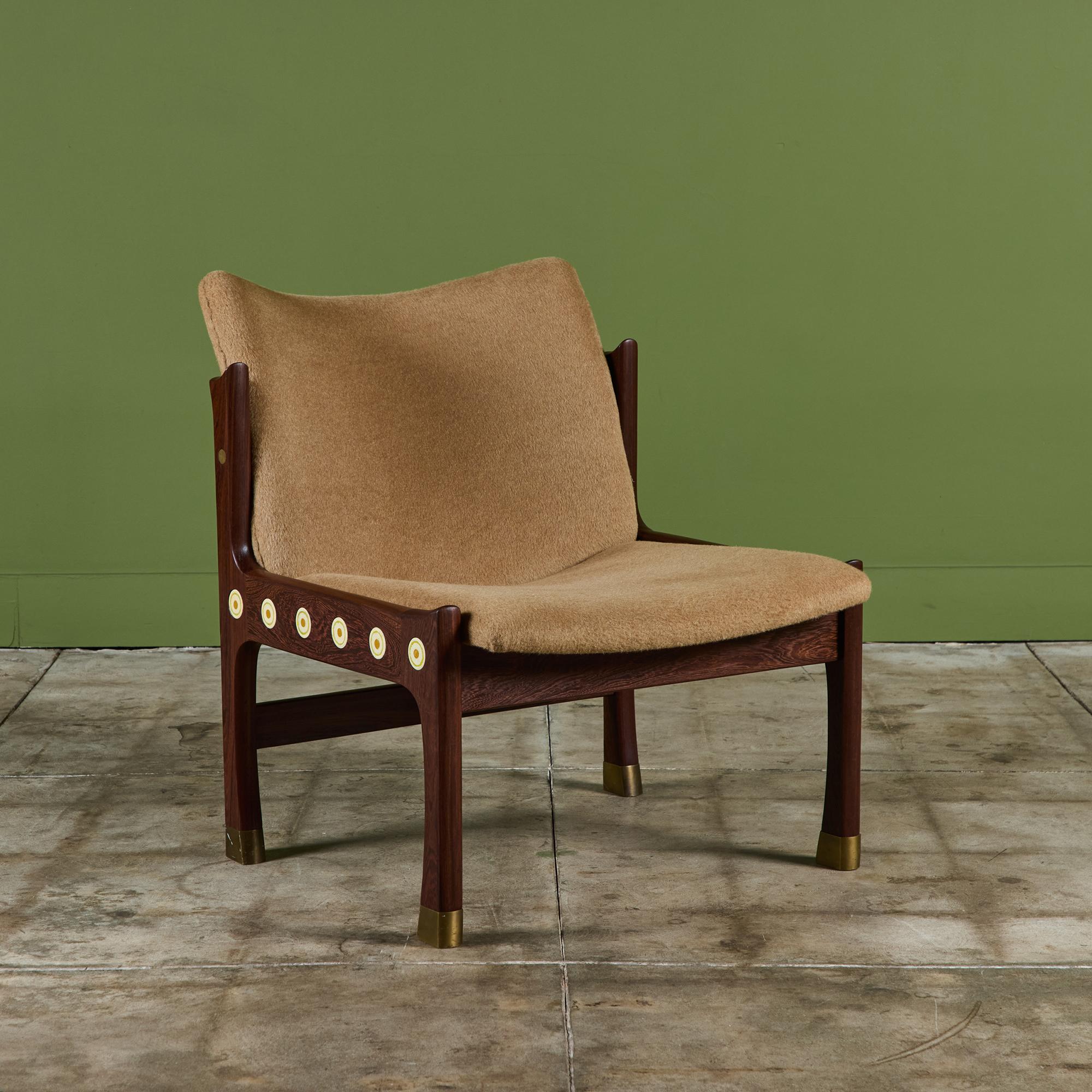 Chaise longue en bois de rose d'Ib Kofod Larsen, c.1970, Israël. Cette chaise longue de la Collection S se caractérise par des carreaux de mosaïque ronds incrustés autour du cadre de l'assise. La chaise a été nouvellement tapissée en mohair et