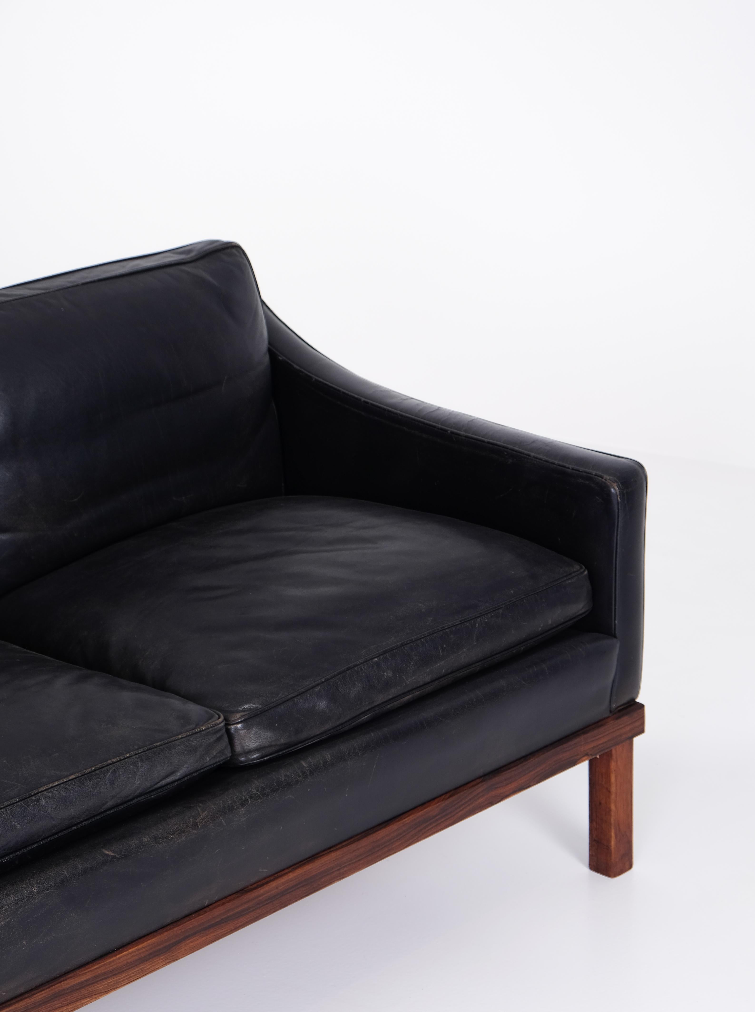 3-seater Ib Kofod Larsen sofa in original black leather, very good condition. Produced by OPE in Sweden, 1960s.
Please note: matching 4-seater sofa also available.