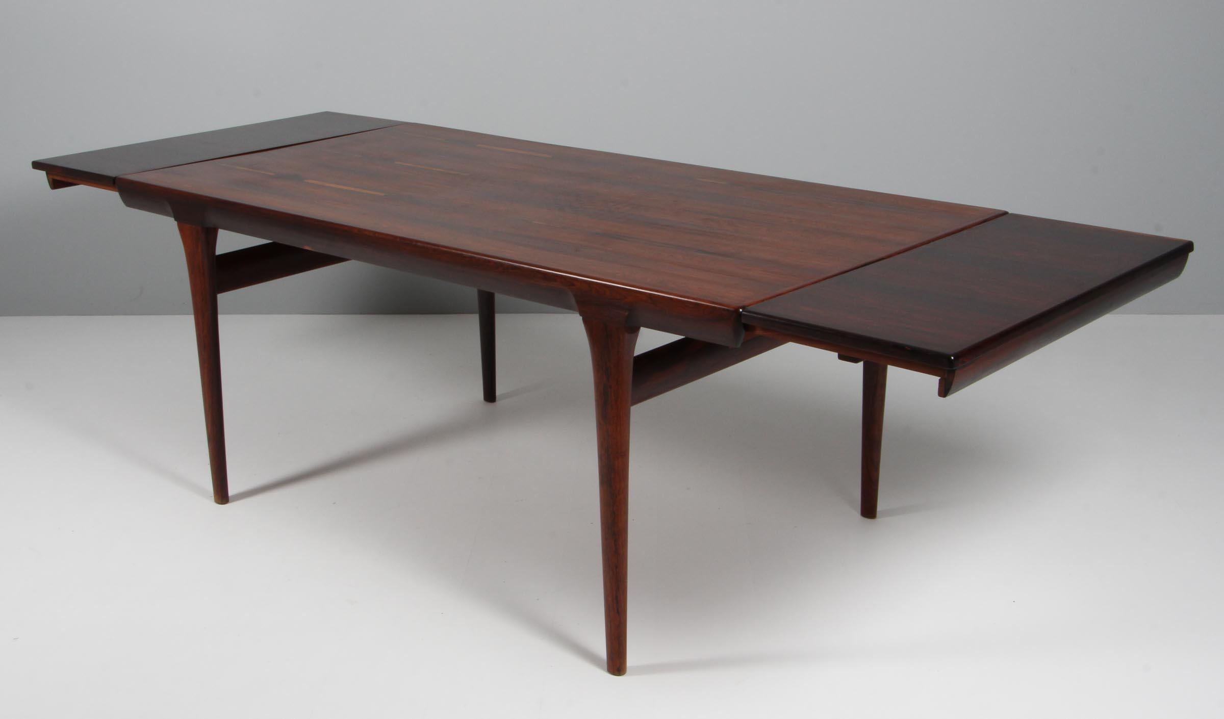 Ib Kofod-Larsen dining table in partly solid rosewood. Two extension leafes

Made by Faarup Møbelfabrik