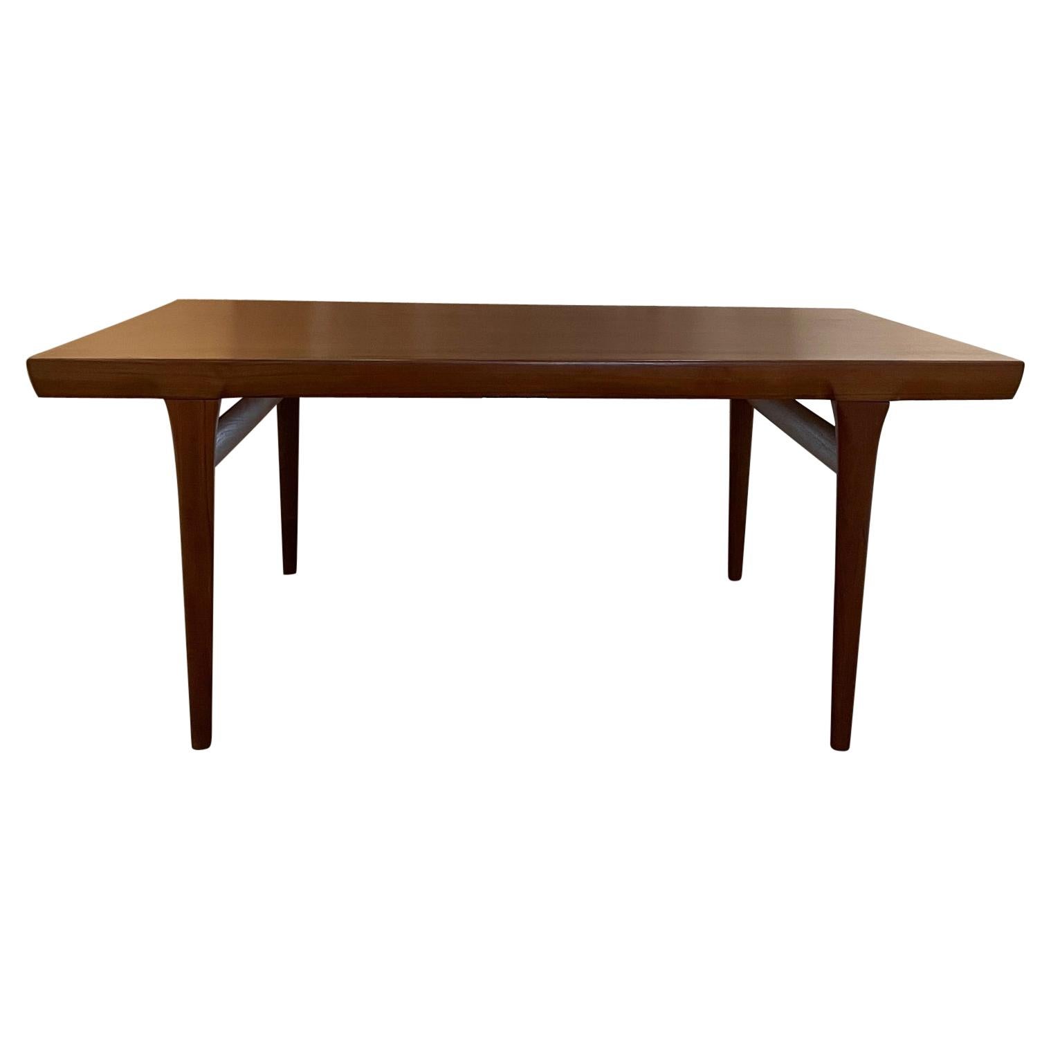 Sleek Scandinavian modern solid teak dining table made in Denmark 1960s
Teak extension dining table designed by Ib Kofod-Larsen for Faarup Møbelfabrik.
Superior craftsmanship with added functionality in the form of two cleverly concealed leaves.
The