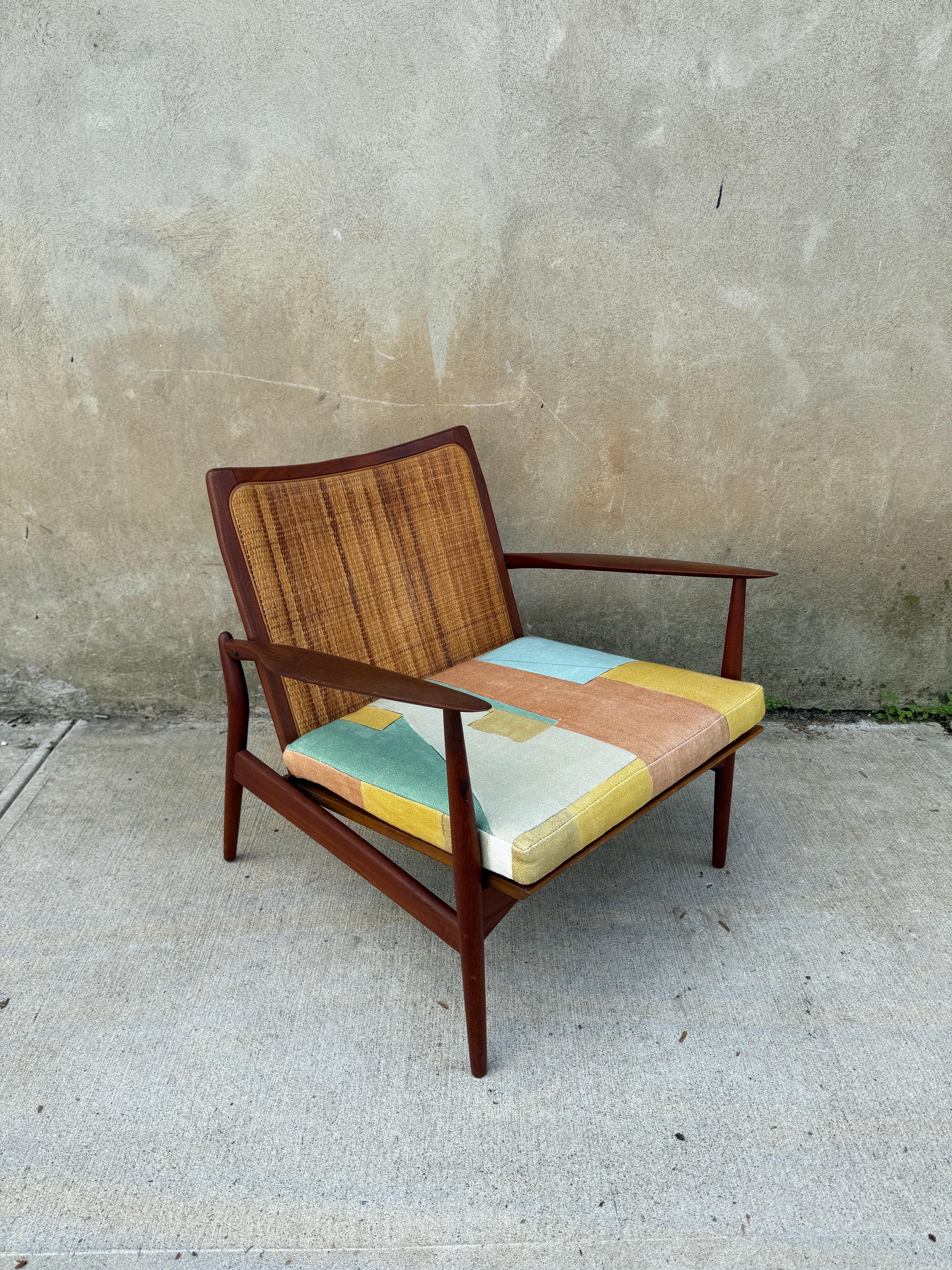 Splendida sedia danese Ib Kofod Larsen Spear Chair degli anni '60 con tessuto di Kelly Wearstler. Minima usura della cornice e diverse perdite sul retro intessuto.  Si prega di vedere tutte le foto e di porre qualsiasi domanda prima dell'acquisto. 