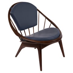 Ib Kofod-Larsen Stuhl mit Spindelrückenlehne und Pfauenstuhl aus Leder