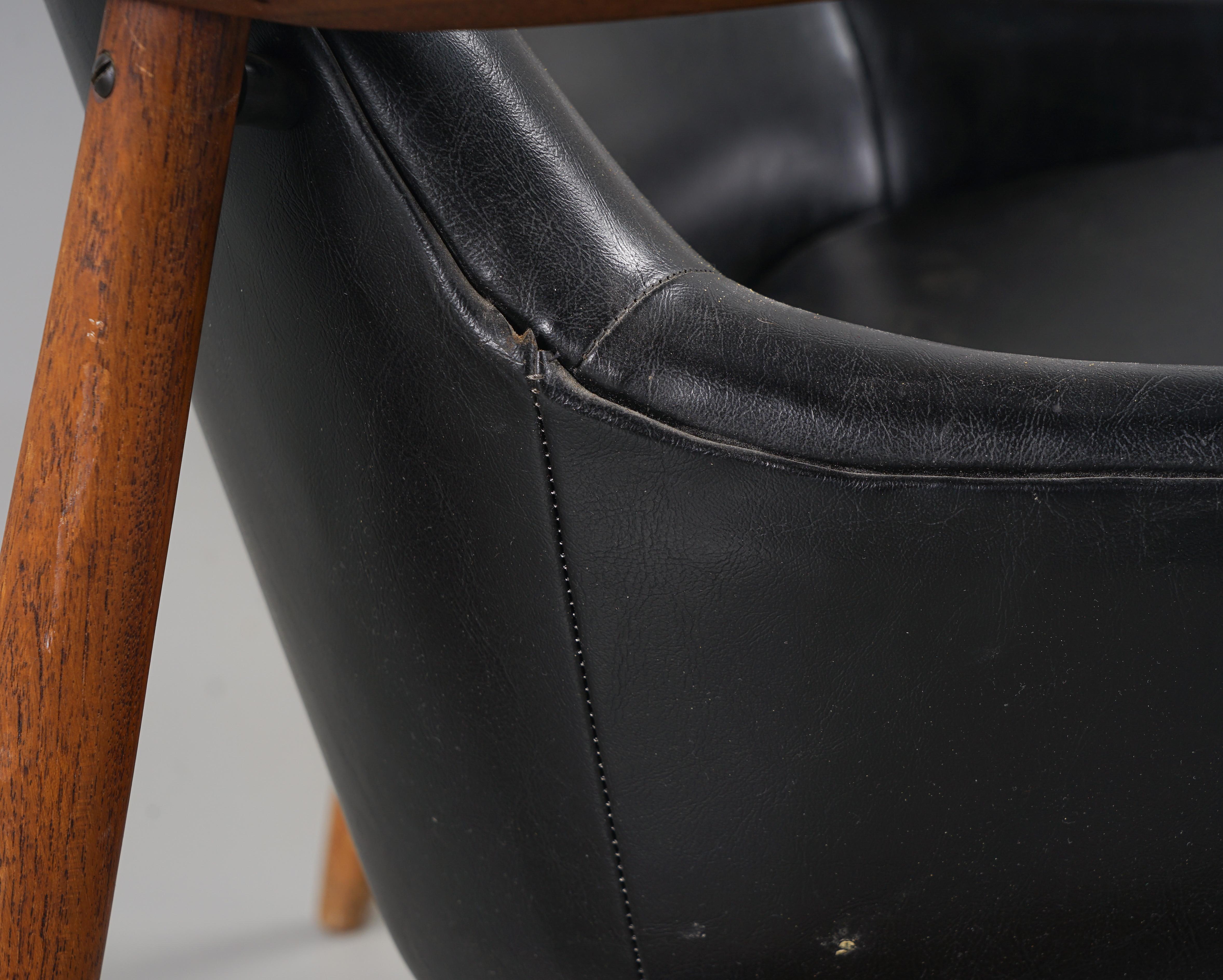 Fauteuil de style Ib Kofod-Larsen par ire Mobler Suède 1950.
Structure en teck recouverte de cuir artificiel noir.
Bon état général, cadre solide, le cuir artificiel noir présente des signes d'usure.