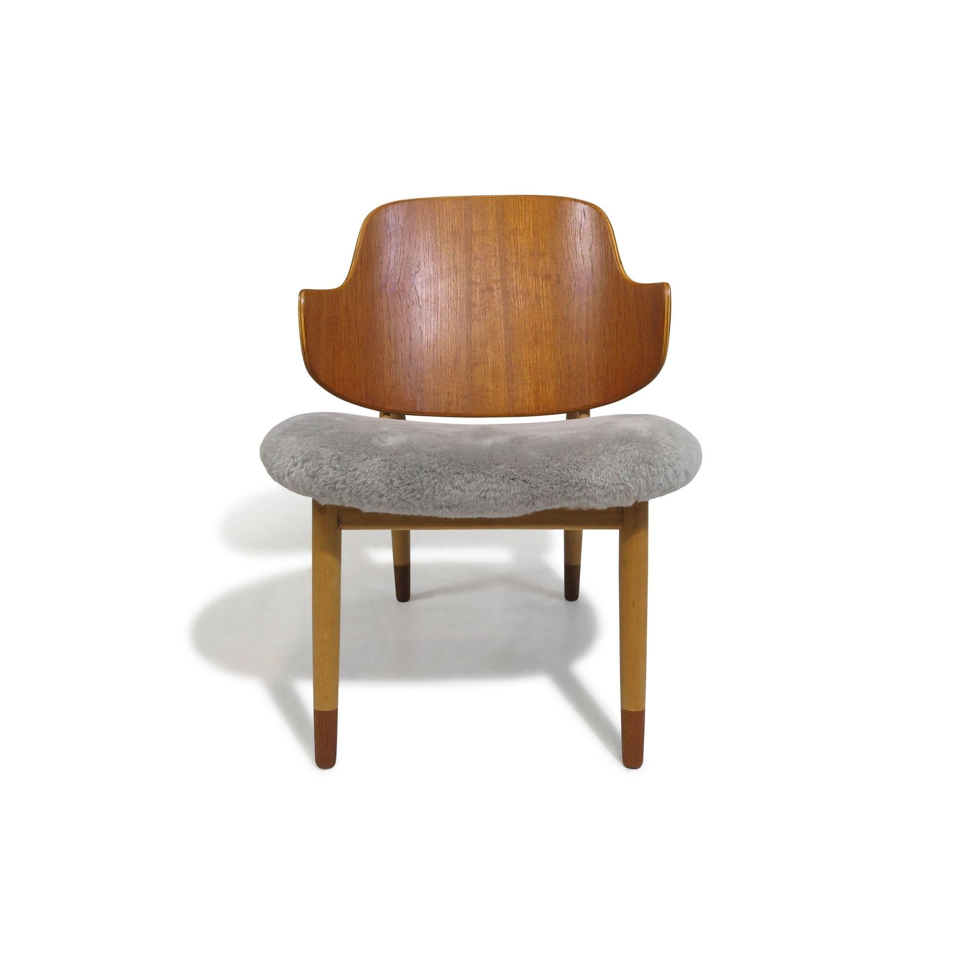 Danish lounge chair designed by Ib Kofod Larsen crafted of a beech frame with curved teak backrest, upholstered seat in sheepskin.
Measurements
W 21.75’’ x D 24.75’’ x H 29.50’’
Seat Height 17