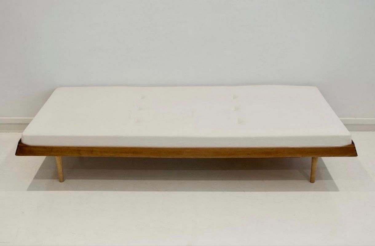 Daybed in solid teak, designed by Ib Kofod-Larsen in 1956. Visible tongue-and-groove joints, tapered legs in beech, black Formica covered pull-out tray. Produced by Christensen & Larsen.
Restored, but has some minor traces of wear, traces that the
