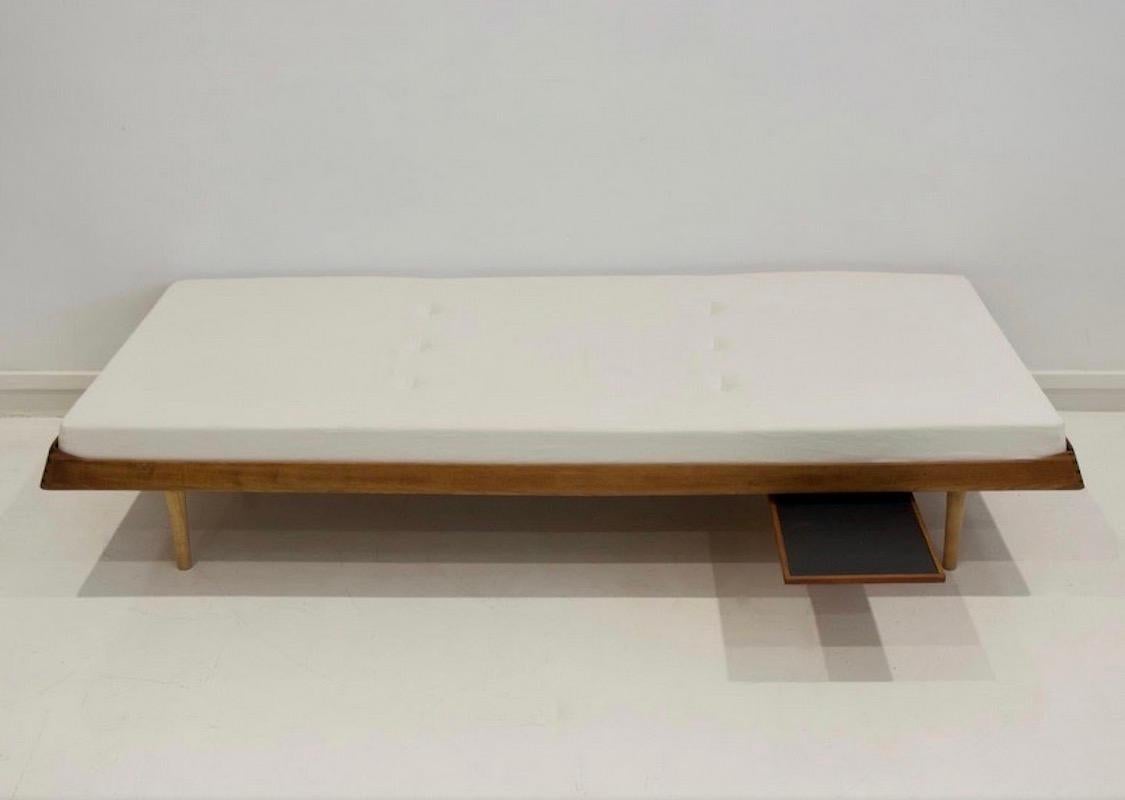 Gepolstertes Tagesbett aus Teakholz und weißem Stoff von Ib Kofod-Larsen (Skandinavische Moderne)
