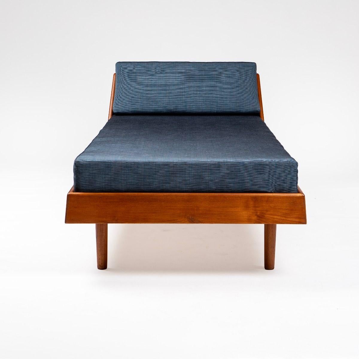 Ib Kofod-Larsen, 1921-2003.
Lit de jour raffiné conçu par l'architecte de meubles danois Ib Kofod-Larsen.
Fabriqué en teck massif par les ébénistes Christensen & Larsen dans les années 1950.

La pièce est présentée en très bon état, nouvellement