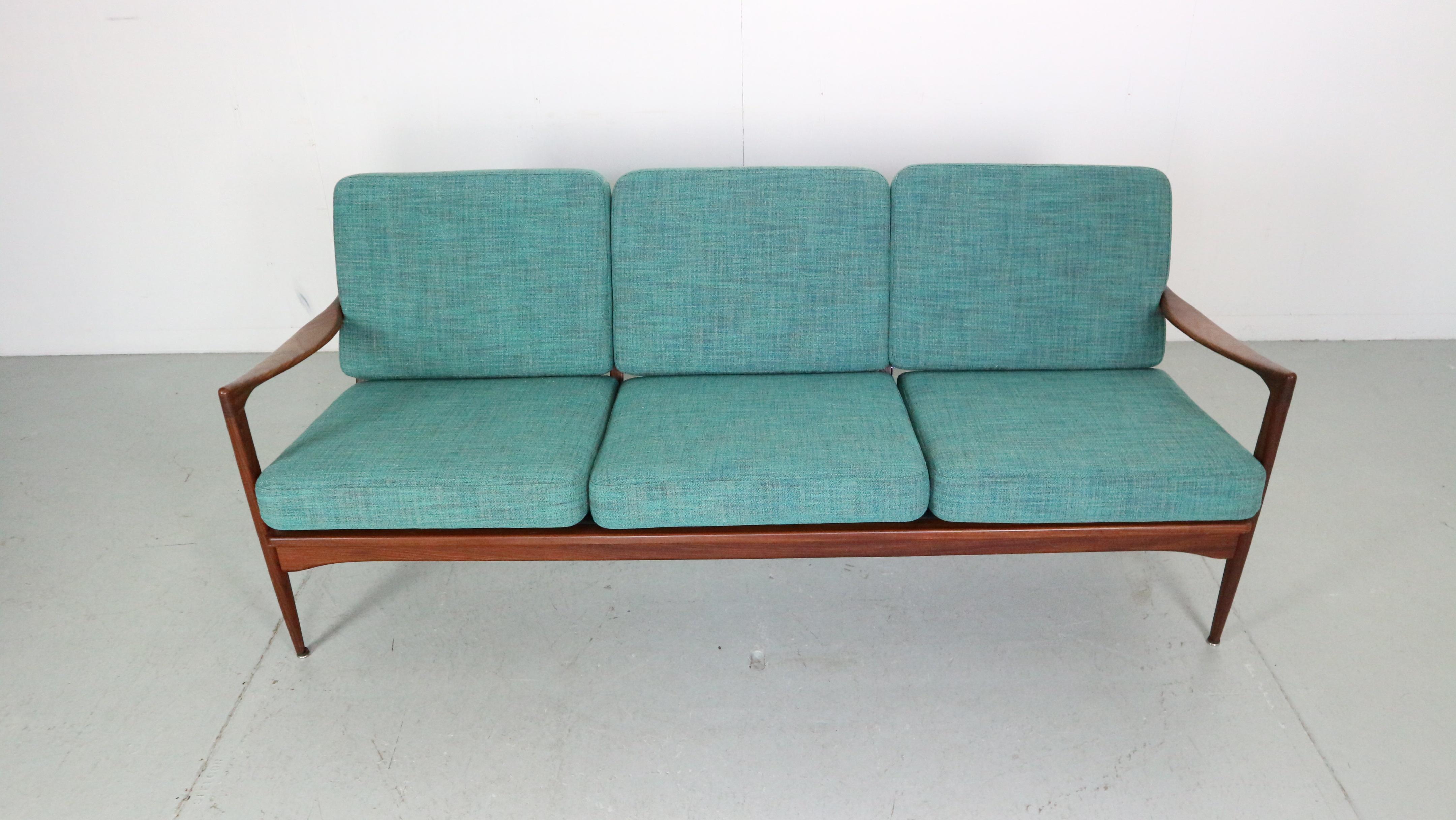 Dreisitzer-Sofa aus Teakholz von Ib Kofod-Larsen für Ope,  1950er Jahre Schweden (Moderne der Mitte des Jahrhunderts) im Angebot