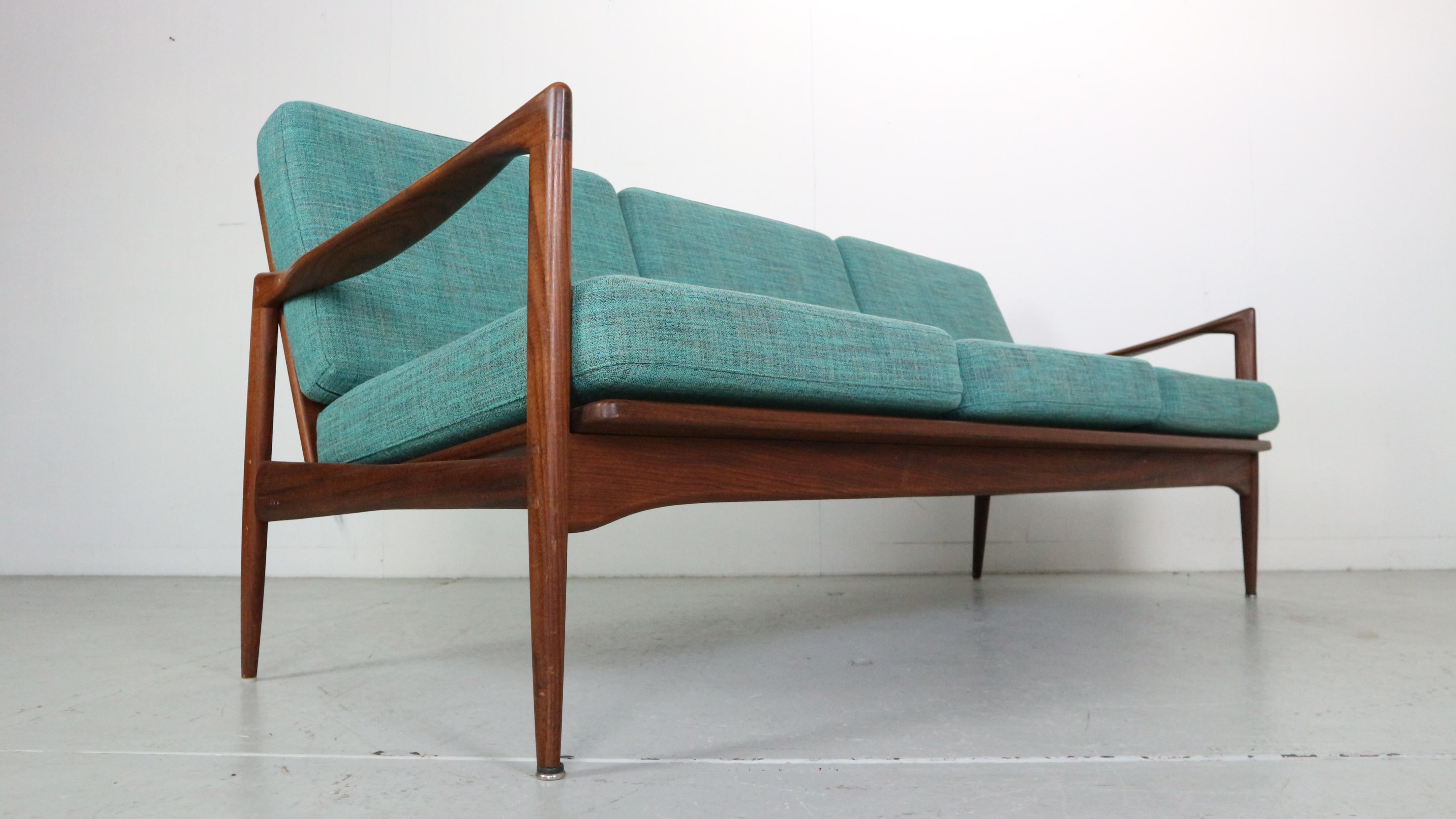 Dreisitzer-Sofa aus Teakholz von Ib Kofod-Larsen für Ope,  1950er Jahre Schweden im Zustand „Gut“ im Angebot in The Hague, NL