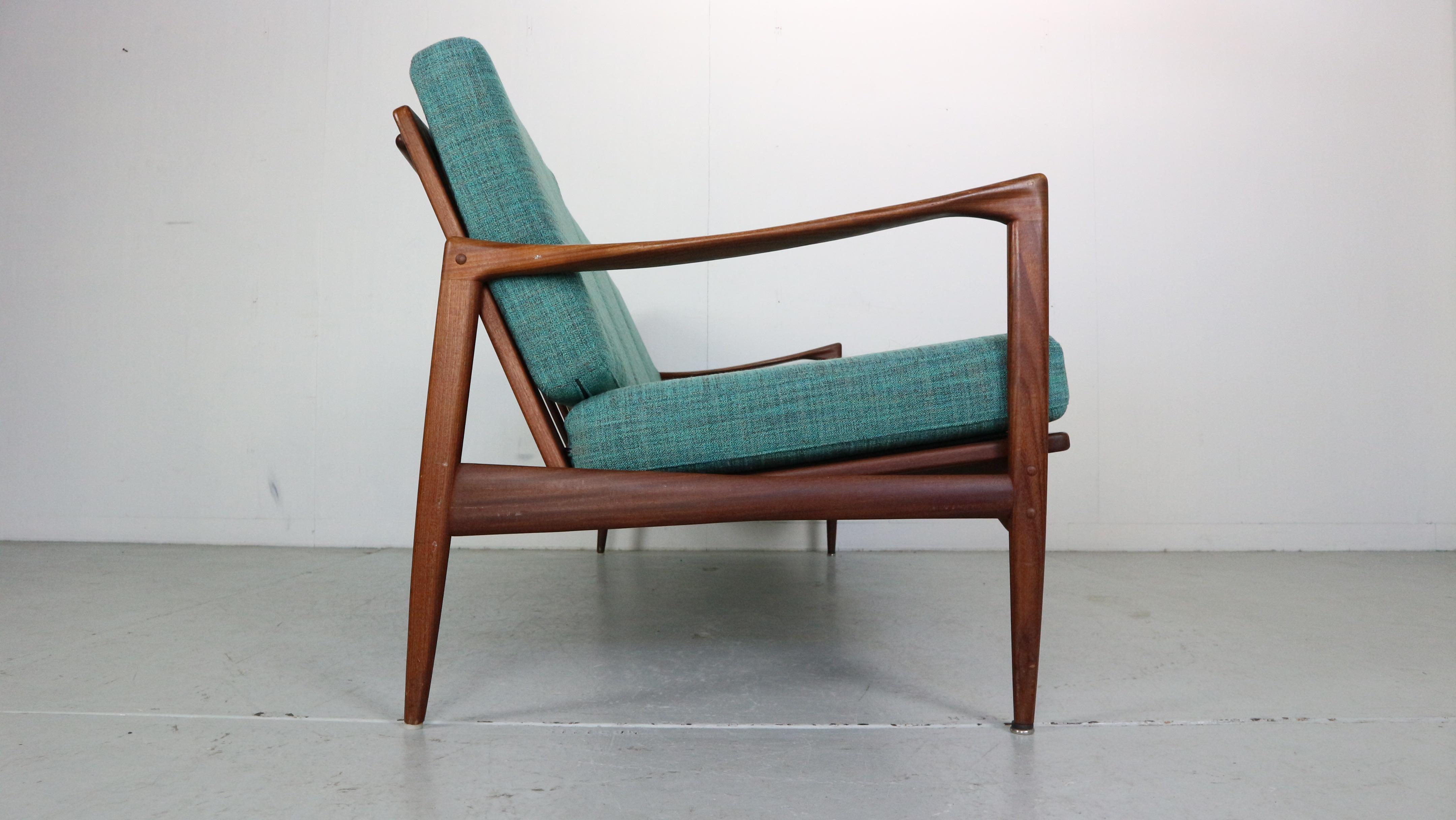 Dreisitzer-Sofa aus Teakholz von Ib Kofod-Larsen für Ope,  1950er Jahre Schweden (Stoff) im Angebot