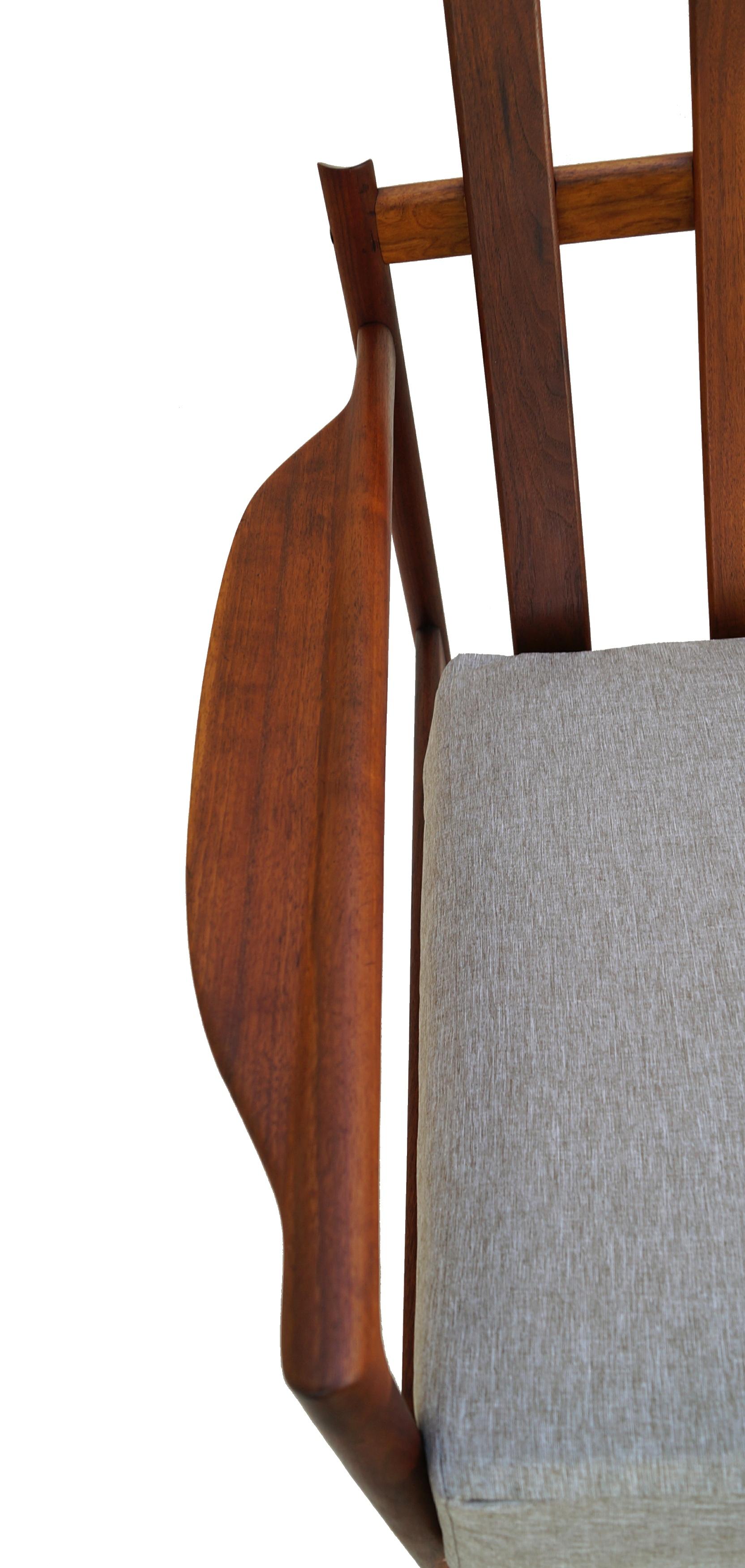 Ib Kofod-Larsen Sedia da salotto moderna scandinava danese in noce per Selig in vendita 3