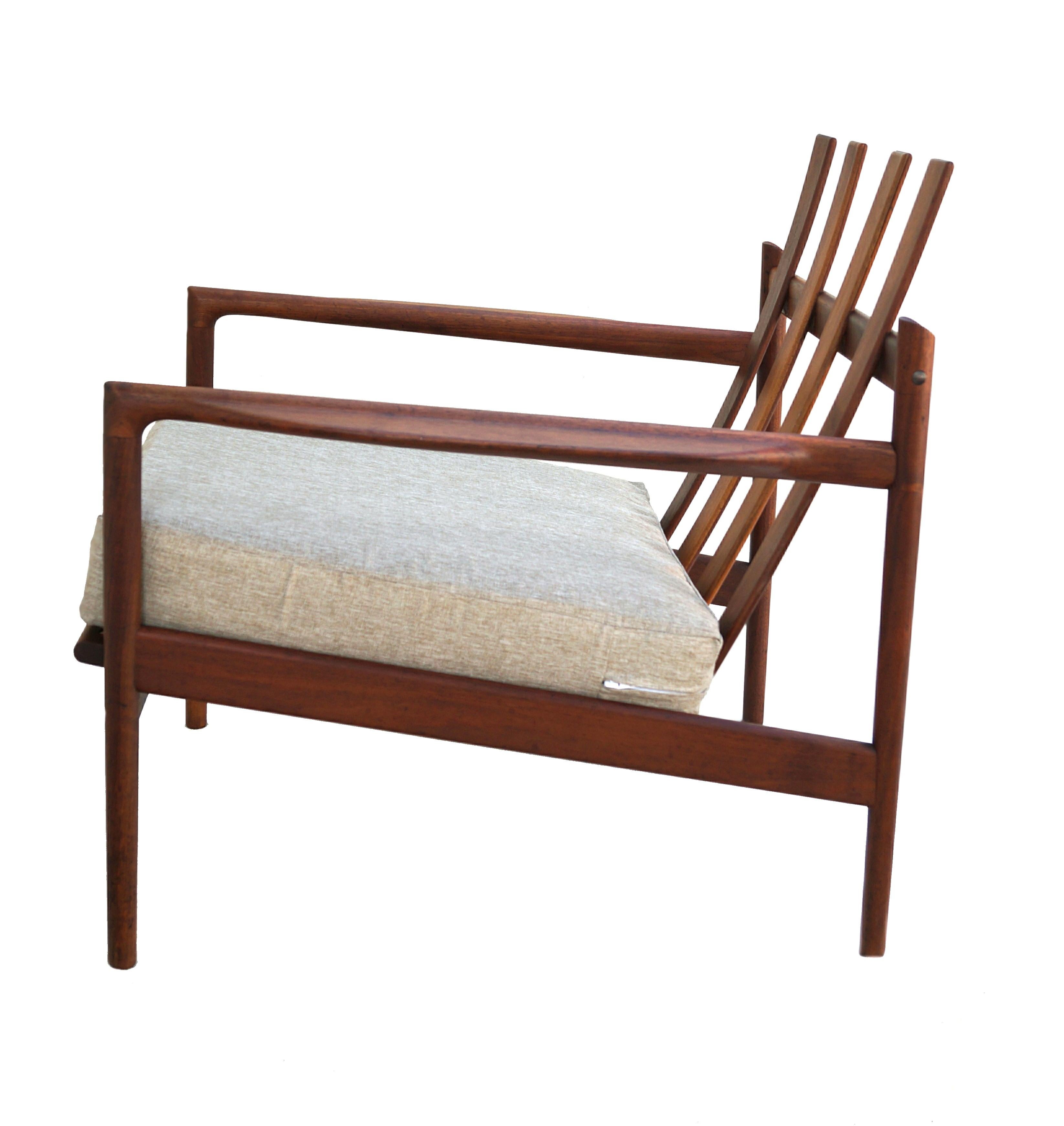 Jolie chaise d'Ib Kofod-Larsen importée par Selig. Il est doté de superbes bras sculptés, d'une nouvelle housse de coussin amovible et lavable. La sangle est en bon état. L'emblème de Selig est présent.
Si vous vous trouvez dans la zone