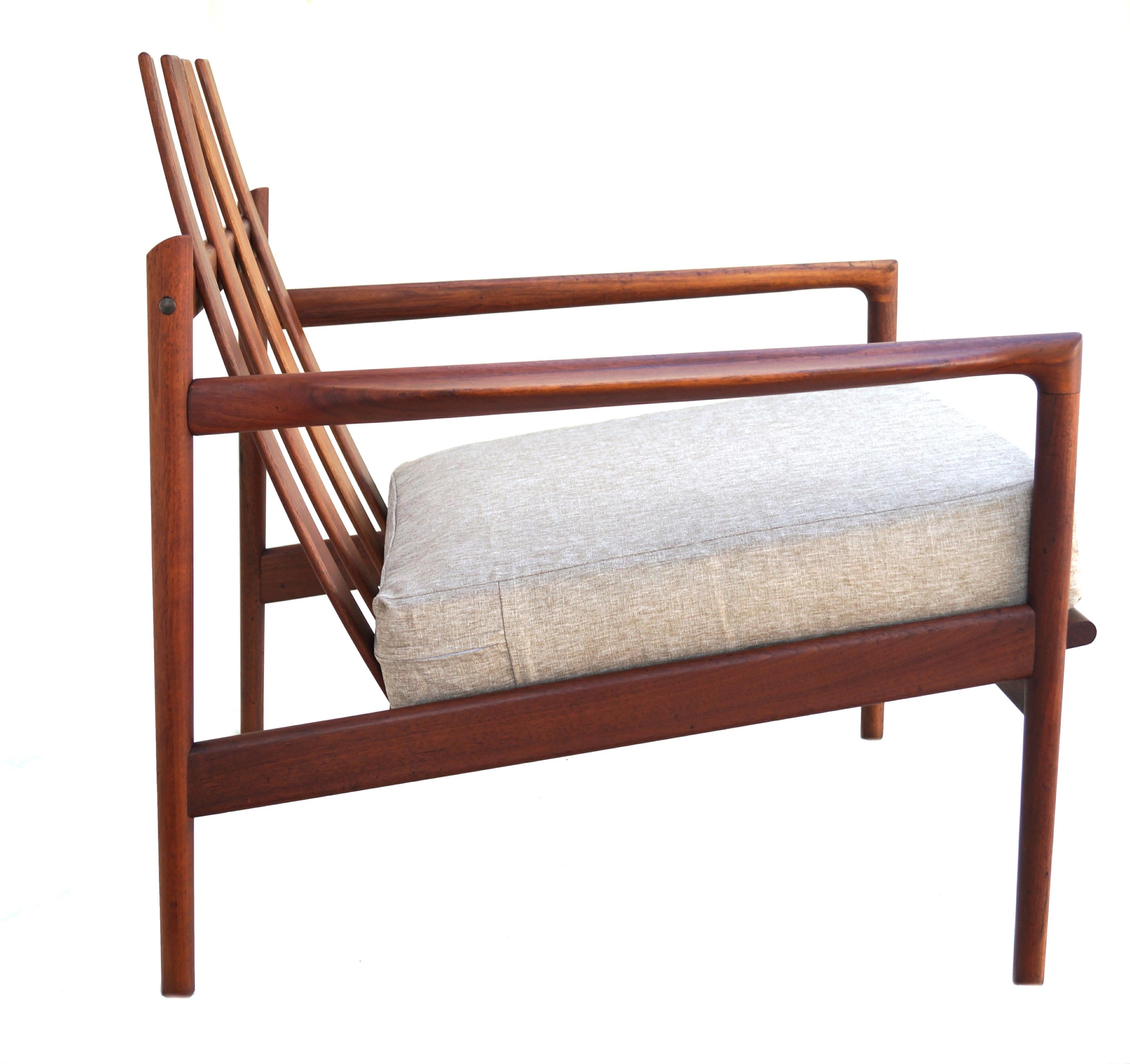 Scandinavian Modern Ib Kofod-Larsen Walnut Scandinavian Danish Modern Lounge Chair for Selig For Sale