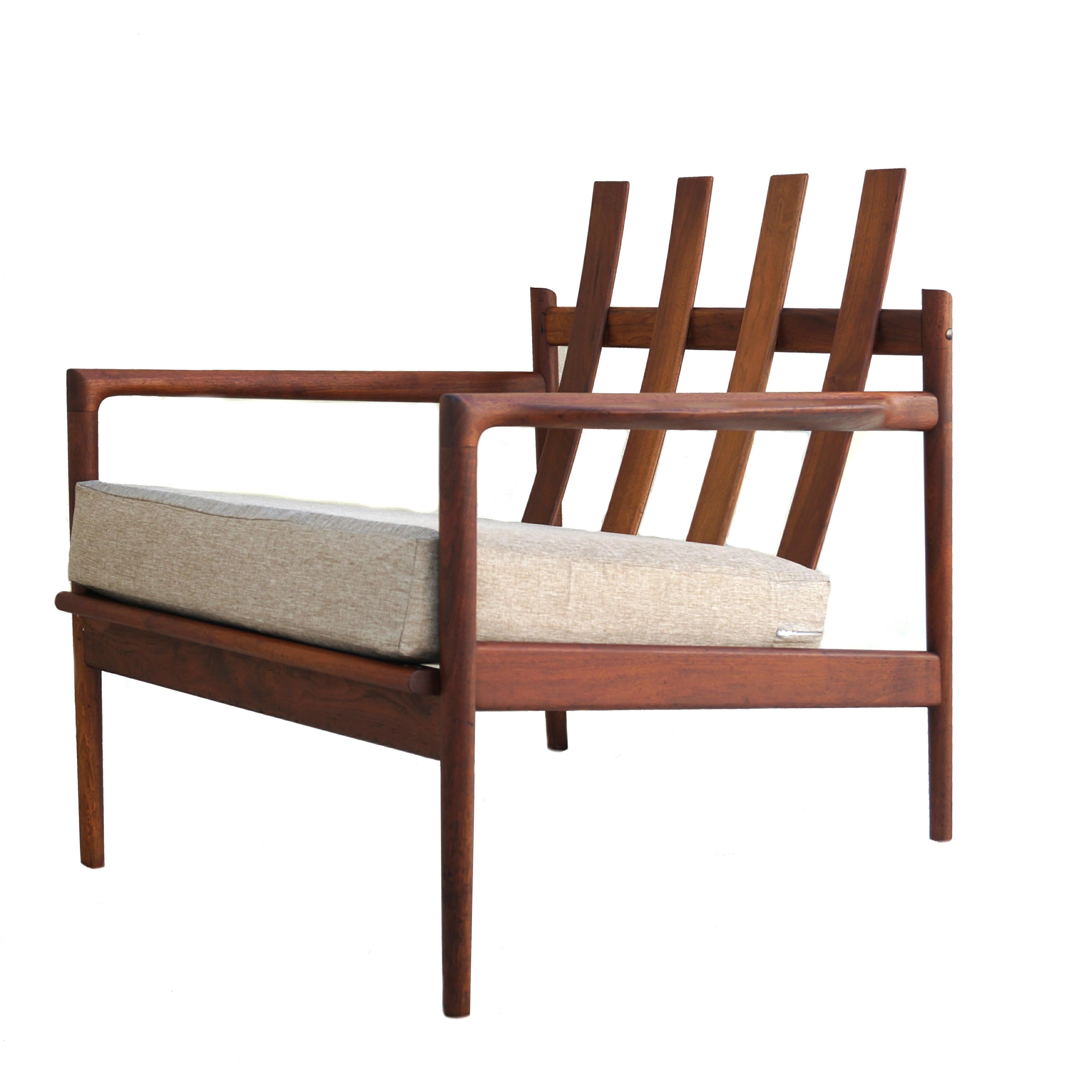 Ib Kofod-Larsen Walnut Scandinavian Danish Modern Lounge Chair for Selig In Good Condition For Sale In Wayne, NJ