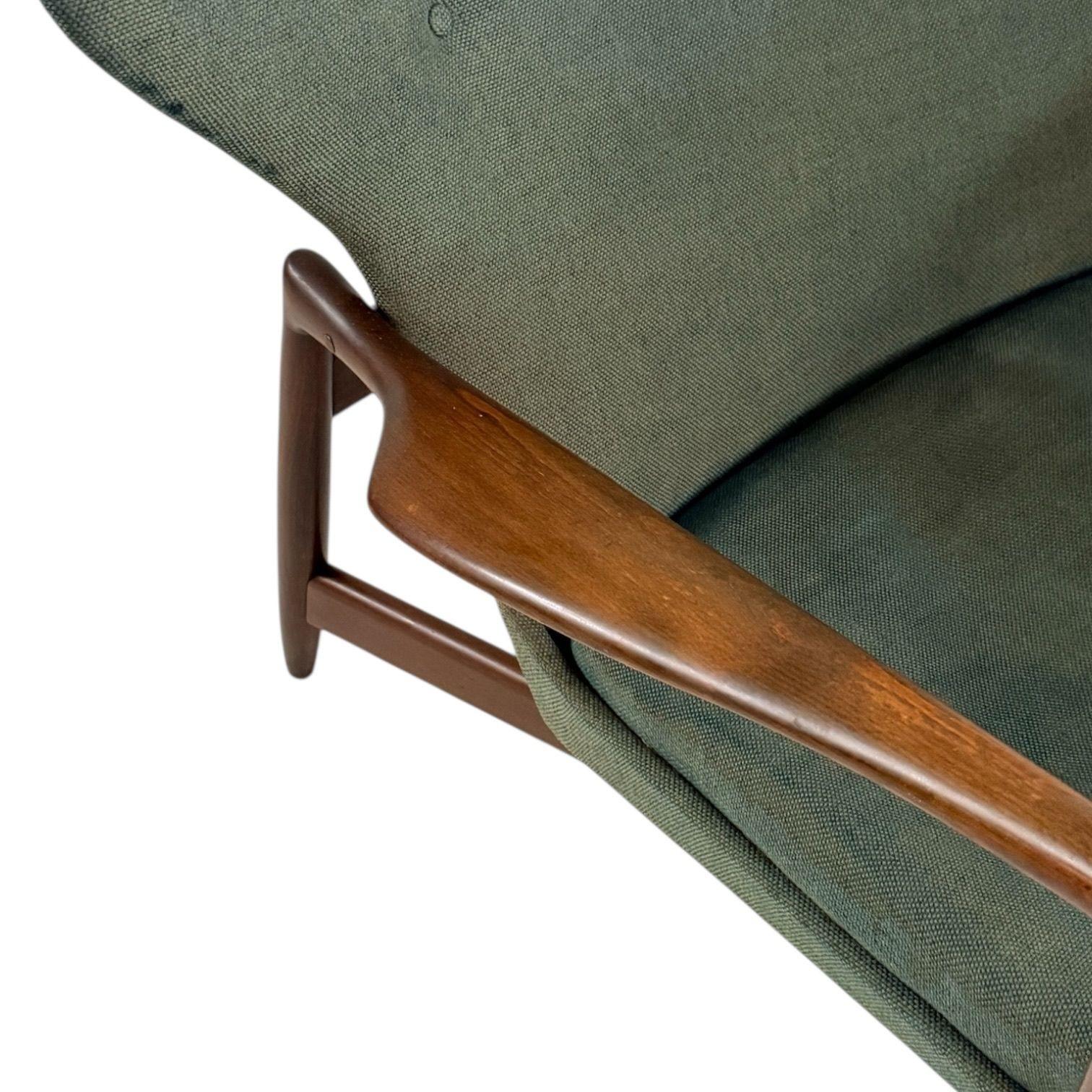 Tissu d'ameublement Ib Kofod-Larsen Wingback Lounge Chair, Danemark 1950 en vente