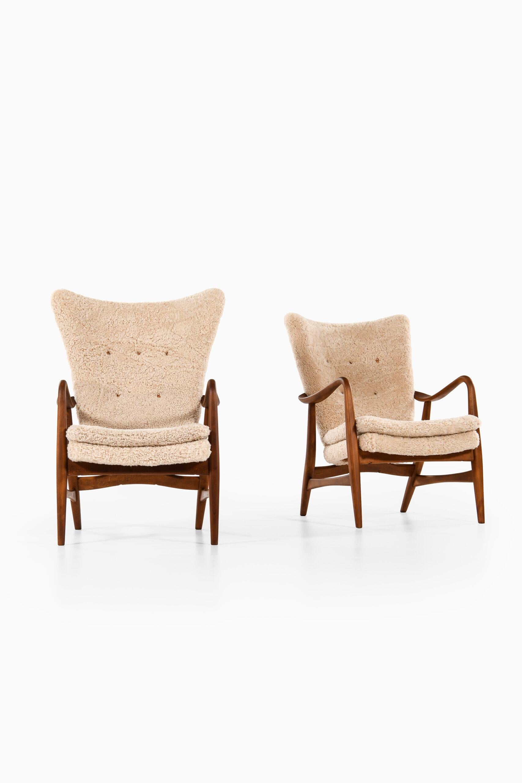 Rare pair of easy chairs designed by Ib Madsen & Acton Schubell. Produced by Madsen & Schubell in Denmark.
Dimensions low-back (W x D x H): 68 x 84 x 94 cm, SH: 45 cm.
Dimensions high-back (W x D x H): 68 x 84 x 103 cm, SH: 45 cm.