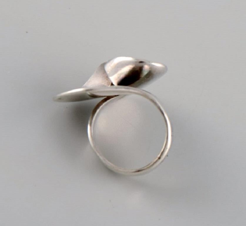 Ibe Dahlquist (1924-1996) for Georg Jensen. Modernist ring in sterling silver. Model number 130.
Diameter: 16 mm.
US size: 5.5.
In excellent condition.
Stamped.
In most cases, we can change the size for a fee (50 USD) per ring.