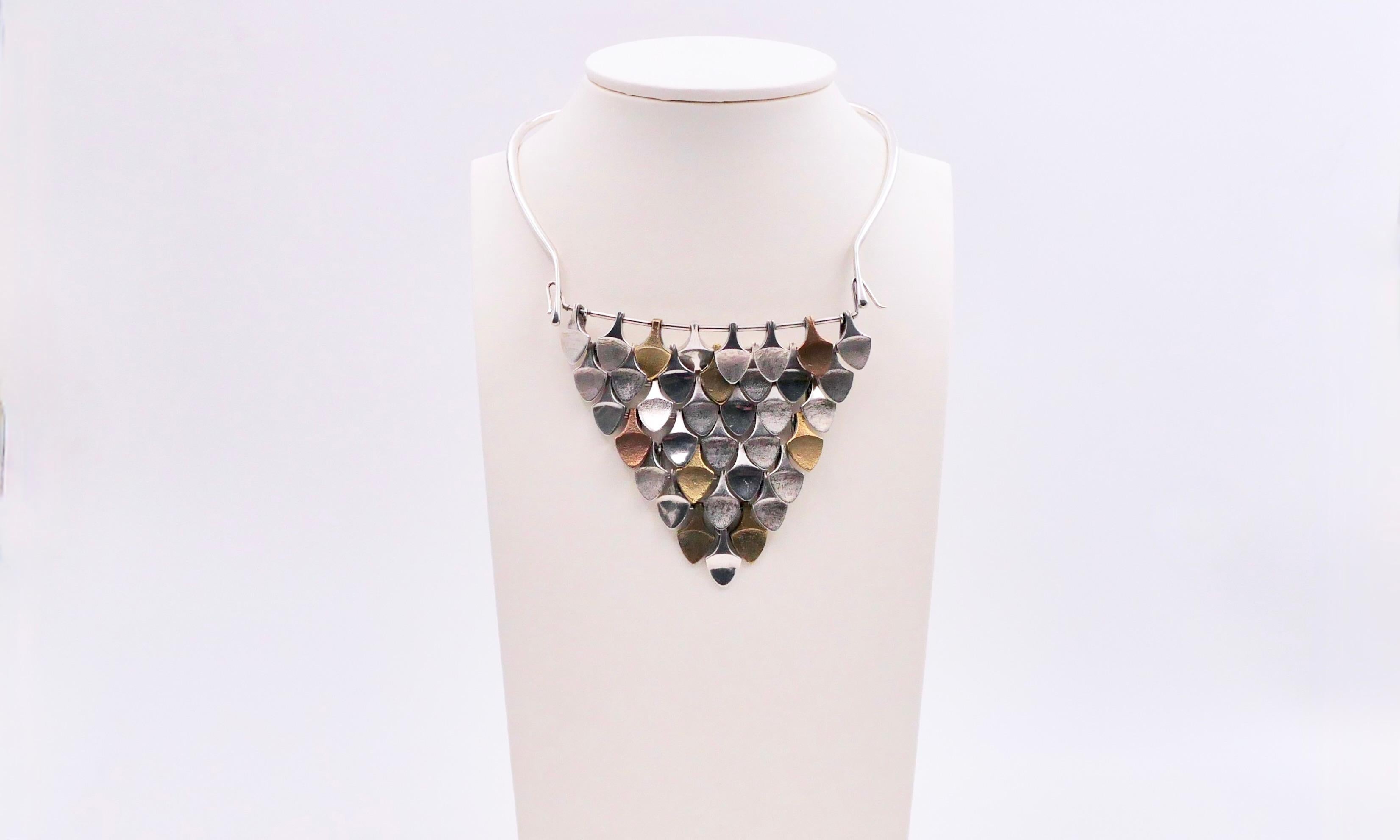 Il design scandinavo al suo meglio! 
Questa magnifica collana modernista articolata è realizzata in argento, in parte bronzato. 
Progettato da  uno dei più importanti argentieri svedesi:  Inga-Britt 