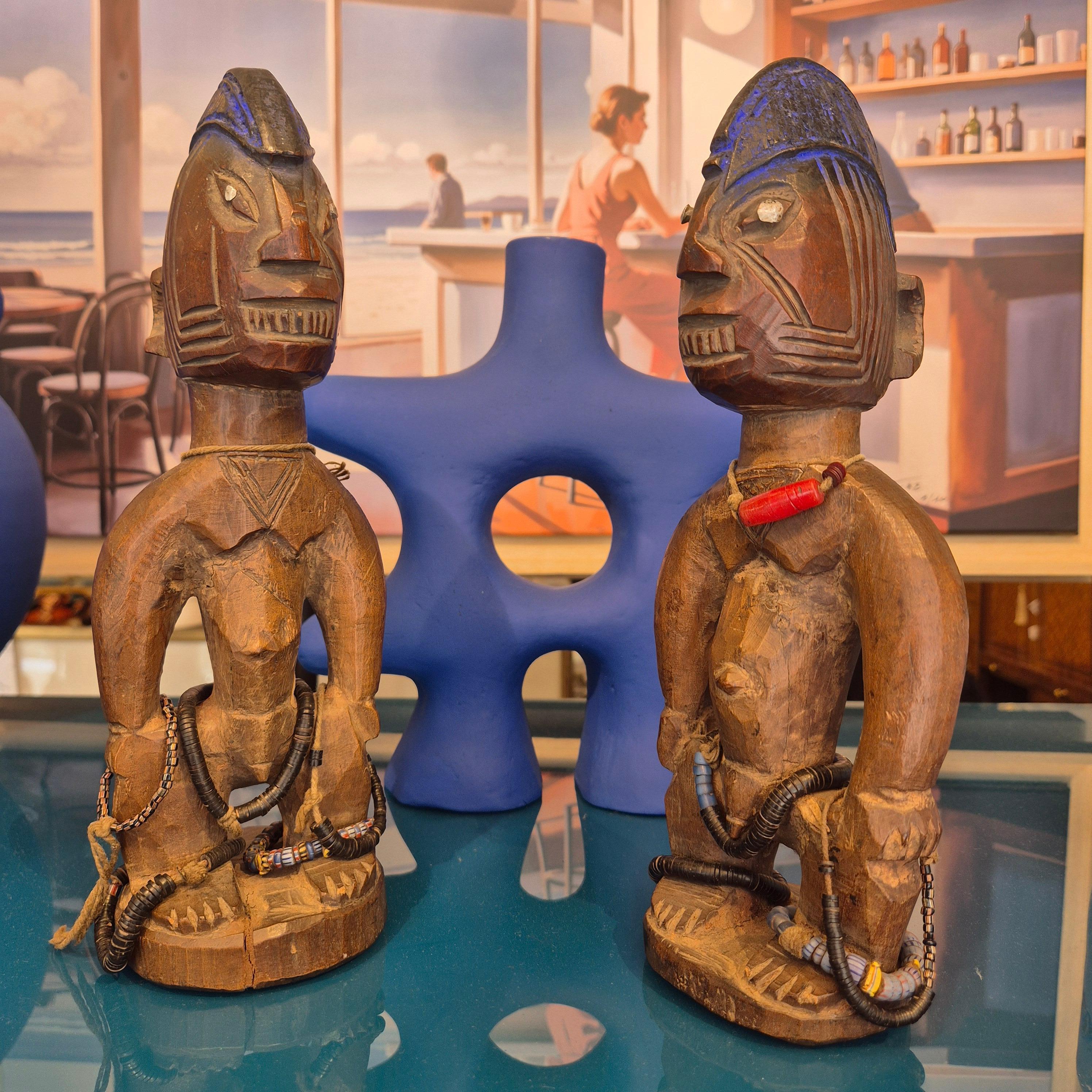 Estatuilla de Ibedji - Cultura yoruba, Nigeria, hacia 1930 (siglo XX)

Esta pareja de estatuillas Ibedji masculinas procede de la tribu Yoruba de África Occidental, concretamente de Nigeria. Entre los Yoruba People, los gemelos y los trillizos