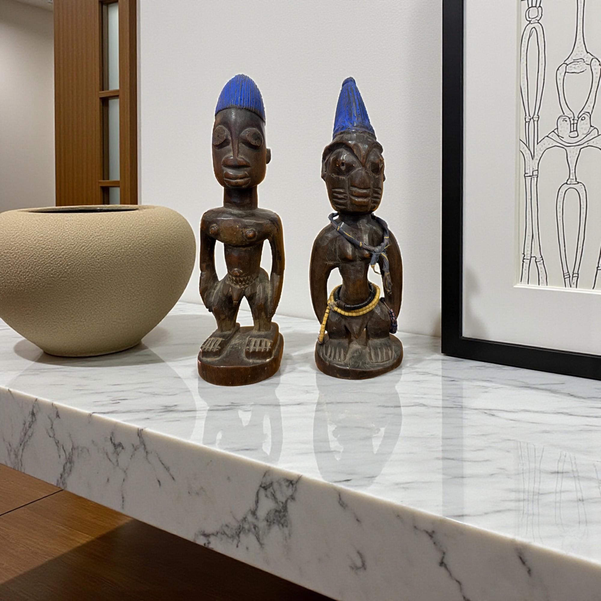 Ibedji-Statuette - Yoruba-Kultur, Nigeria, um 1930 (20. Jahrhundert)

Dieses Paar männlicher Ibedji-Statuetten stammt vom Stamm der Yoruba in Westafrika, genauer gesagt in Nigeria. Bei den Yoruba nehmen Zwillinge und Drillinge einen besonderen Platz