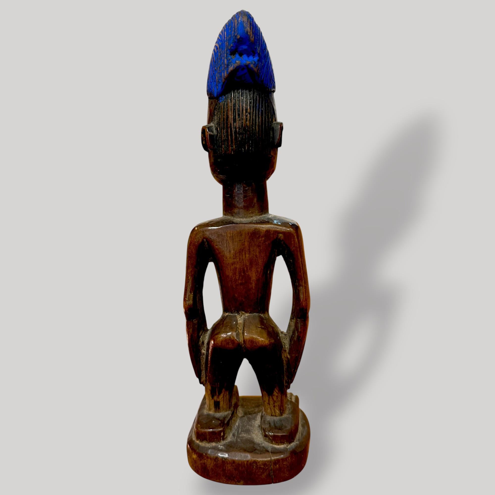 Ibedji-Statuette - Yoruba-Kultur, Nigeria, um 1930 (20. Jahrhundert) (Handgeschnitzt) im Angebot