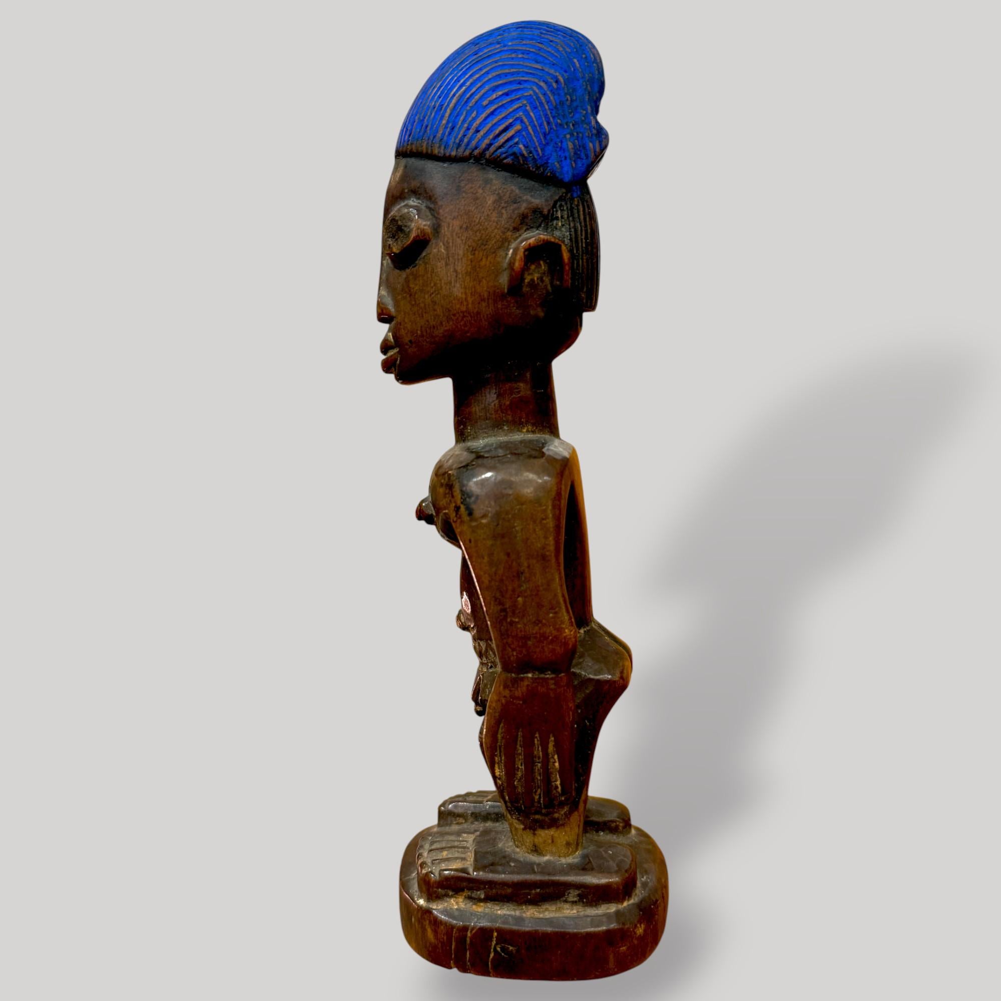 Ibedji-Statuette - Yoruba-Kultur, Nigeria, um 1930 (20. Jahrhundert) im Zustand „Gut“ im Angebot in NICE, FR