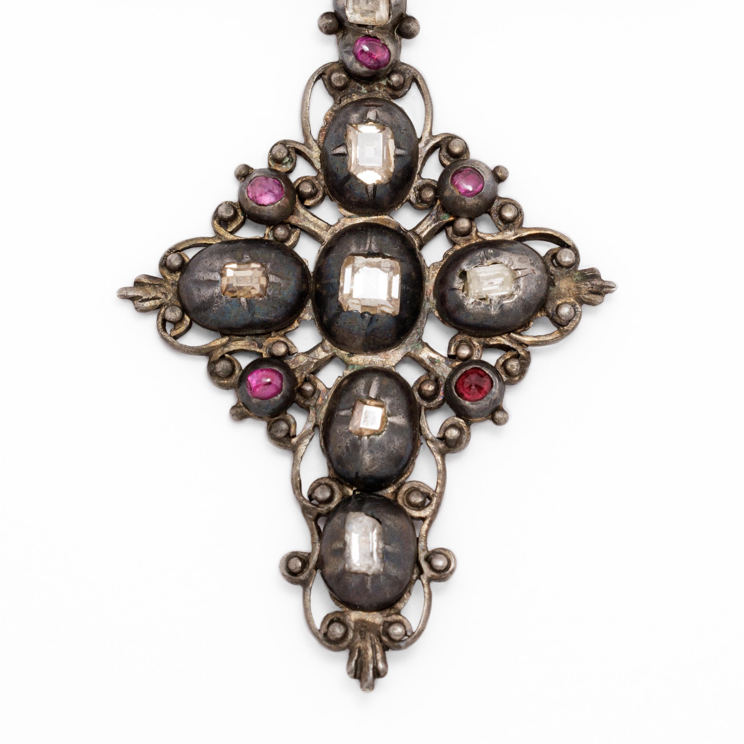 Iberian Peninsula 17th Century Cross Table Cut Diamonds Colombian Emerald Pendan In Fair Condition For Sale In New York, NY