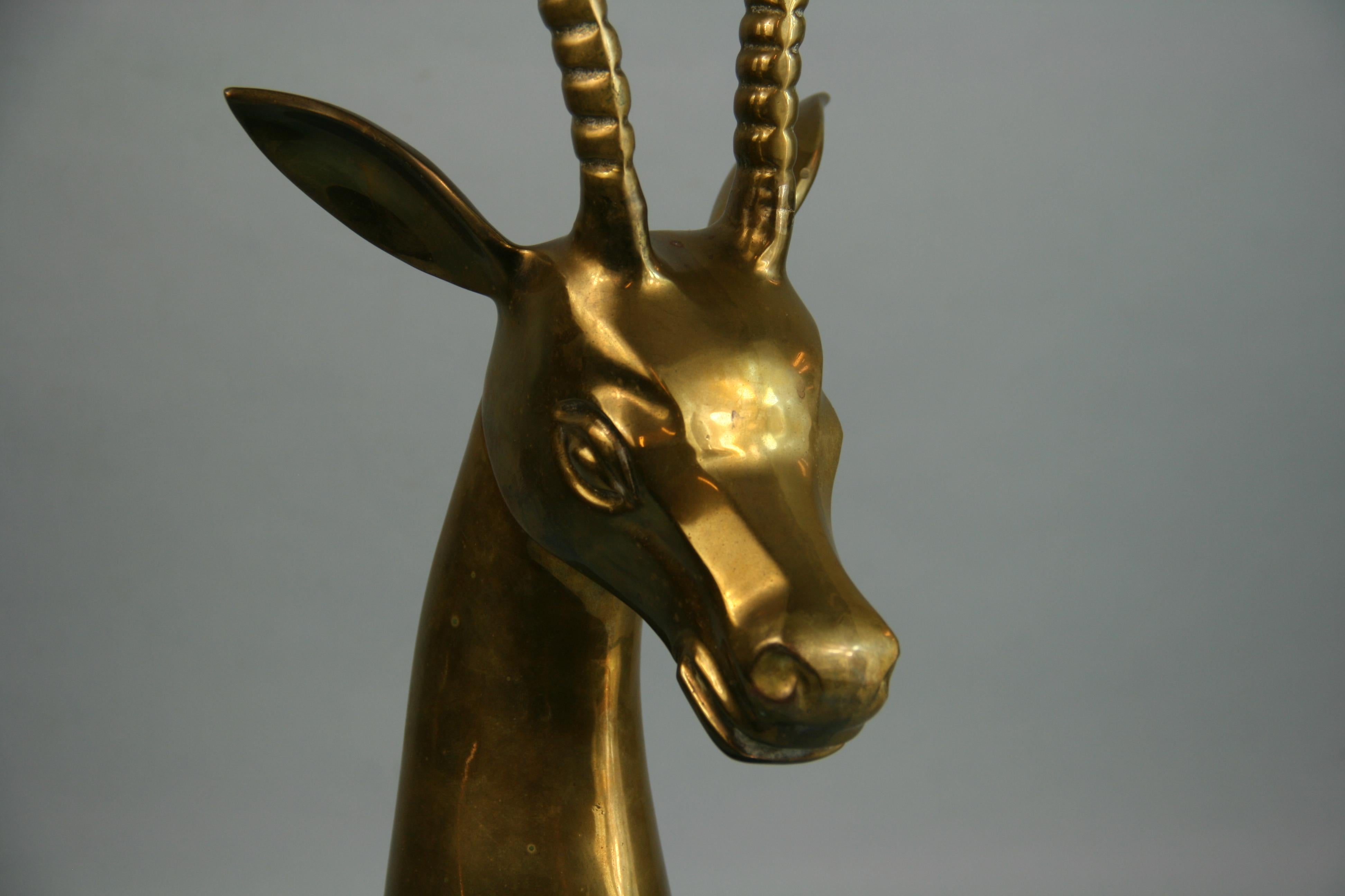 Milieu du XXe siècle Bouquetin  Sculpture surdimensionnée en bronze sur socle en marbre en vente