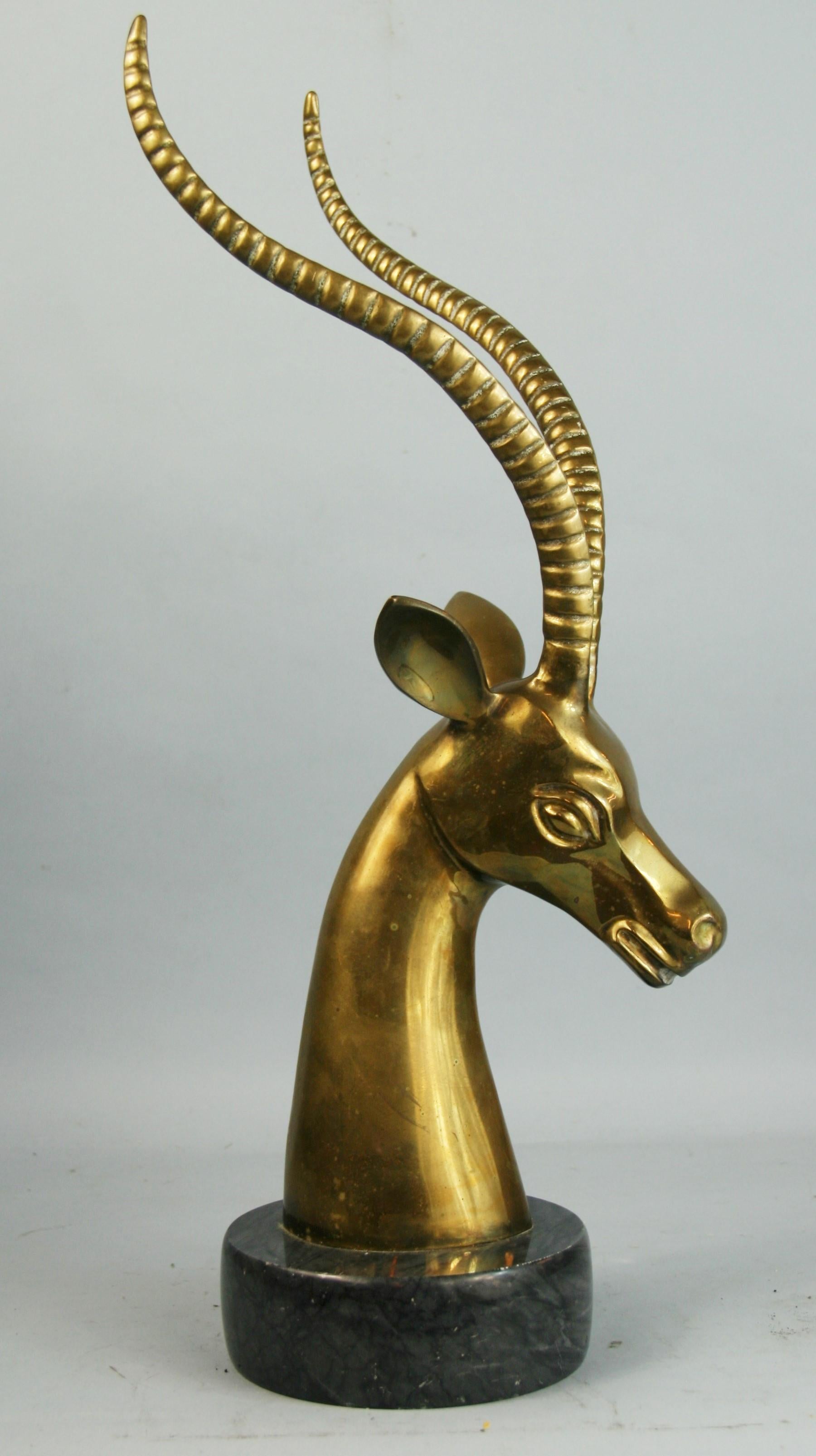 Bouquetin  Sculpture surdimensionnée en bronze sur socle en marbre en vente 2
