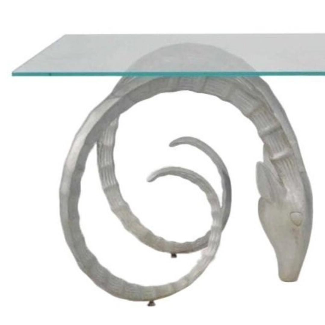 Preciosa mesa de comedor grande al estilo de la mesa de carnero Ibex de Alain Chervet. Esculturales cabezas de carnero de aluminio fundido, rematadas con un cristal de 1/2