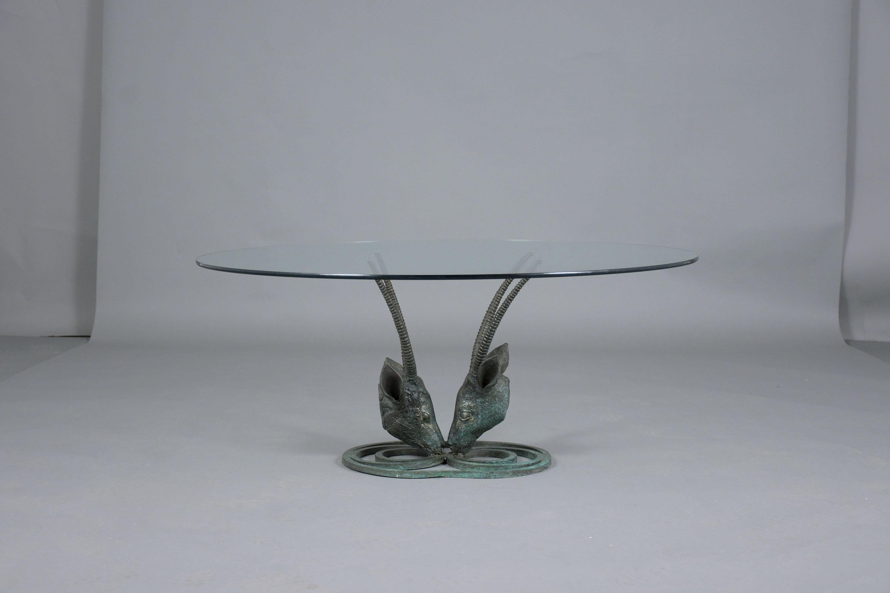 Laqué Table basse Ibex moderne du milieu du siècle dernier des années 1970 avec base en bronze et plateau en verre en vente