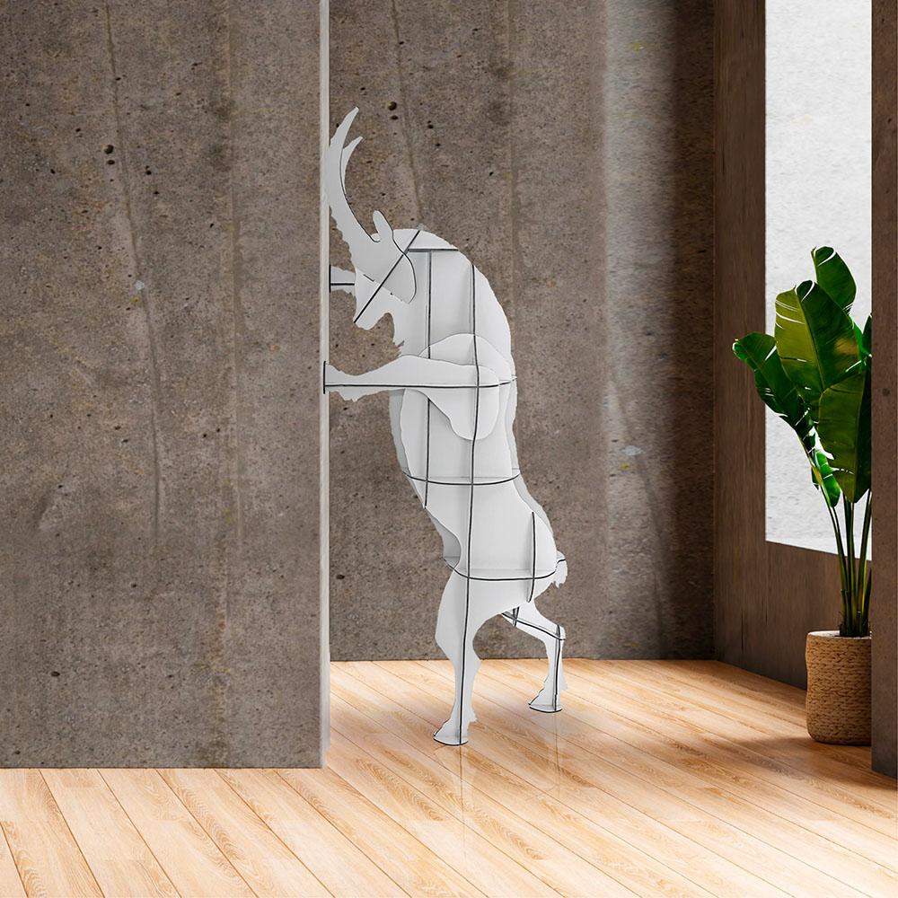 Scalatore di stelle dei passi alpini o eroe mitico della letteratura? Lo stambecco Fausto è una scultura imponente, che può essere appoggiata alla parete o collocata in un duo faccia a faccia, che incarna la forza cruda e primitiva della natura.

La