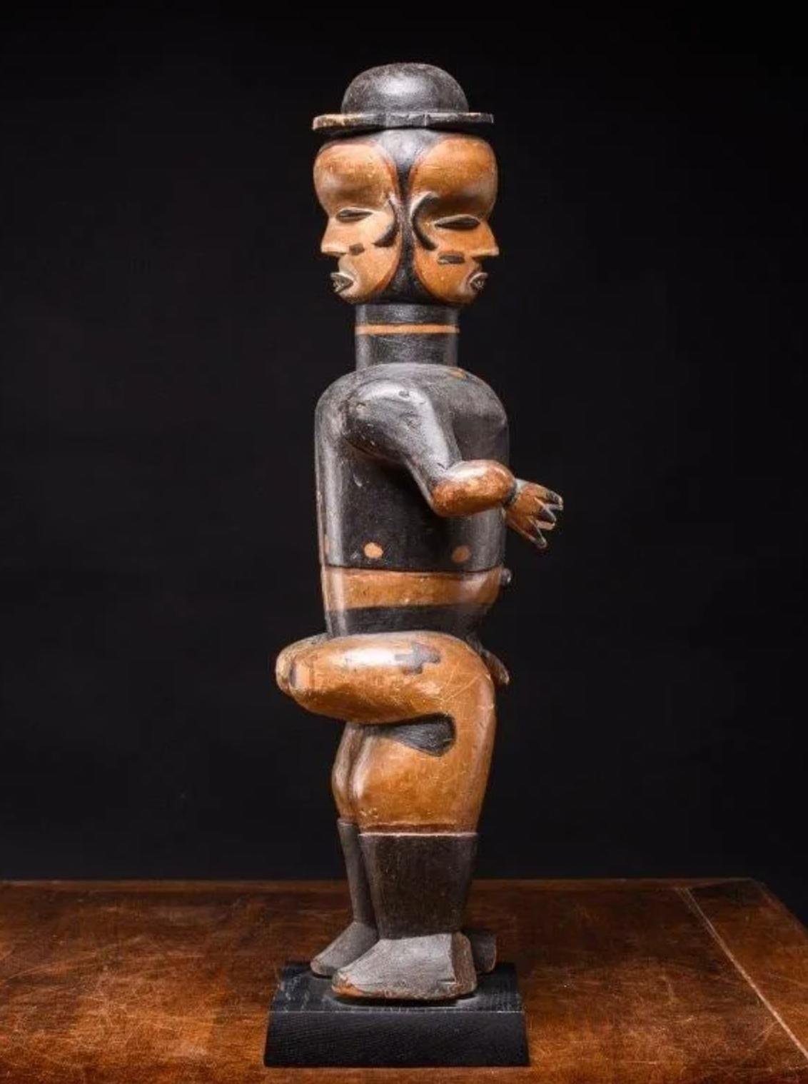 Ibibio Anthropomorphe stehende männliche Janus-Figur, Nigeria (20. Jahrhundert) im Angebot