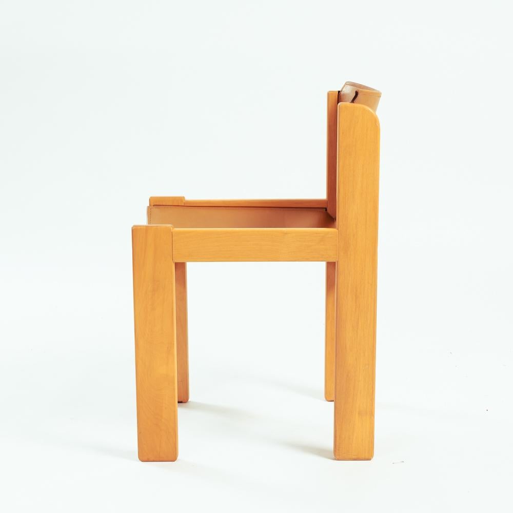 Voici un ensemble de quatre chaises Ibisco, incarnation intemporelle de l'artisanat italien des années 1970. Ces chaises mélangent harmonieusement des éléments de design cubistes et minimalistes, avec un cadre robuste en bois de hêtre qui respire la