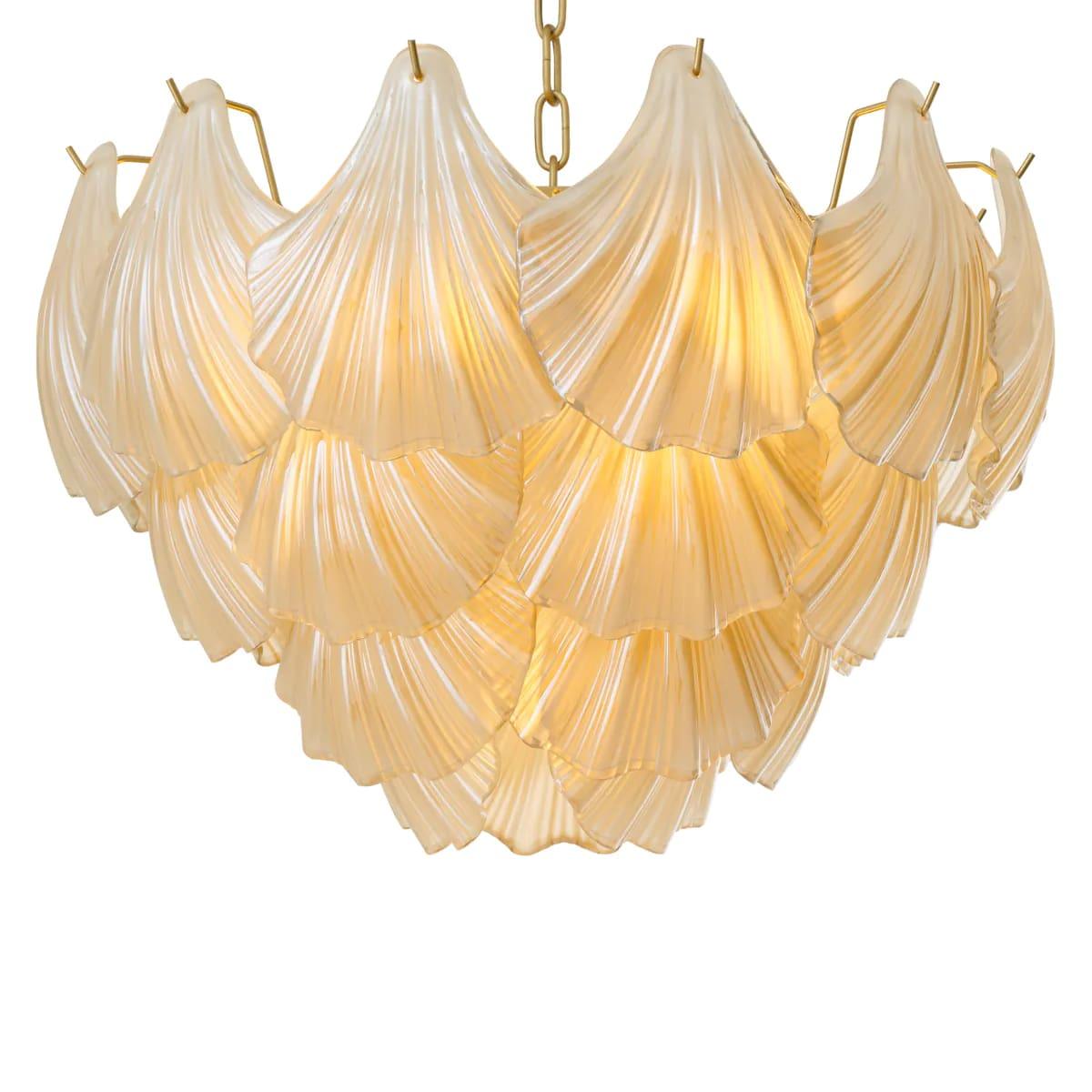 Questo bellissimo lampadario 'Ibiza' di EICHHOLTZ eleverà il tuo arredamento con la sua straordinaria fusione di ispirazione Art Deco e lusso moderno. Realizzato in vetro color champagne e ottone antico, questo pezzo iconico emana un'eleganza senza