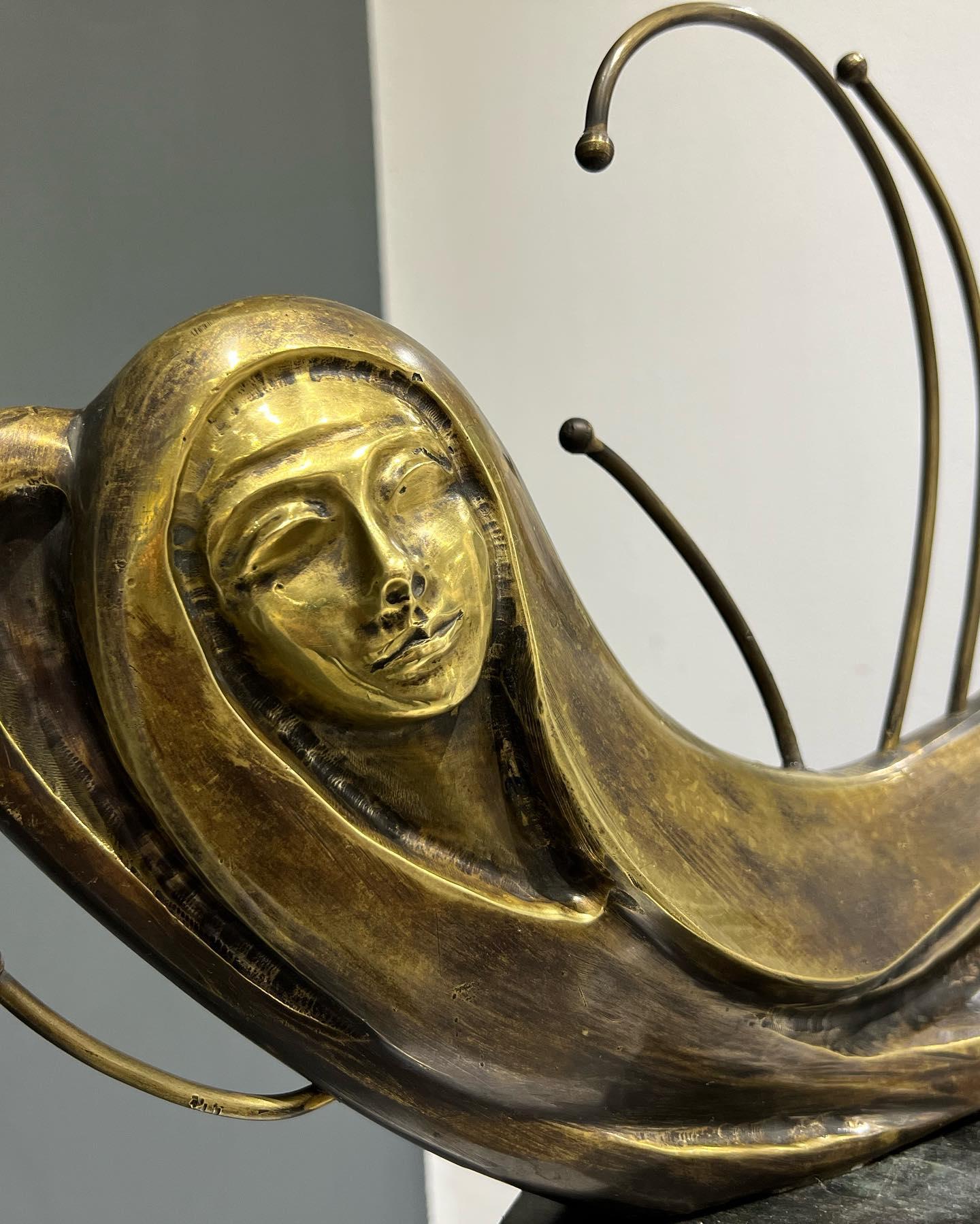 „Chrysalis“ Skulptur aus Bronze und Marmor 19