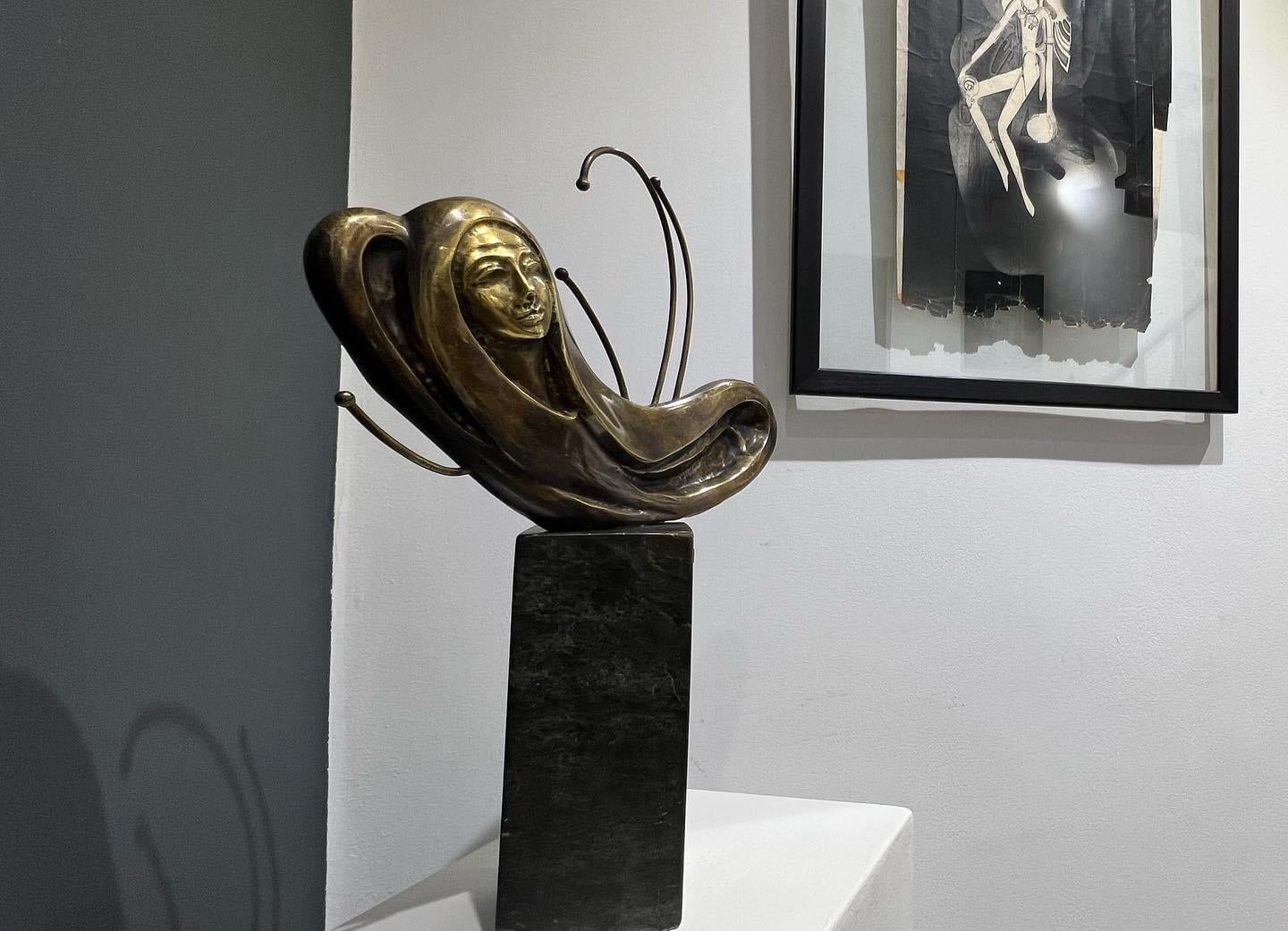 „Chrysalis“ Skulptur aus Bronze und Marmor 19