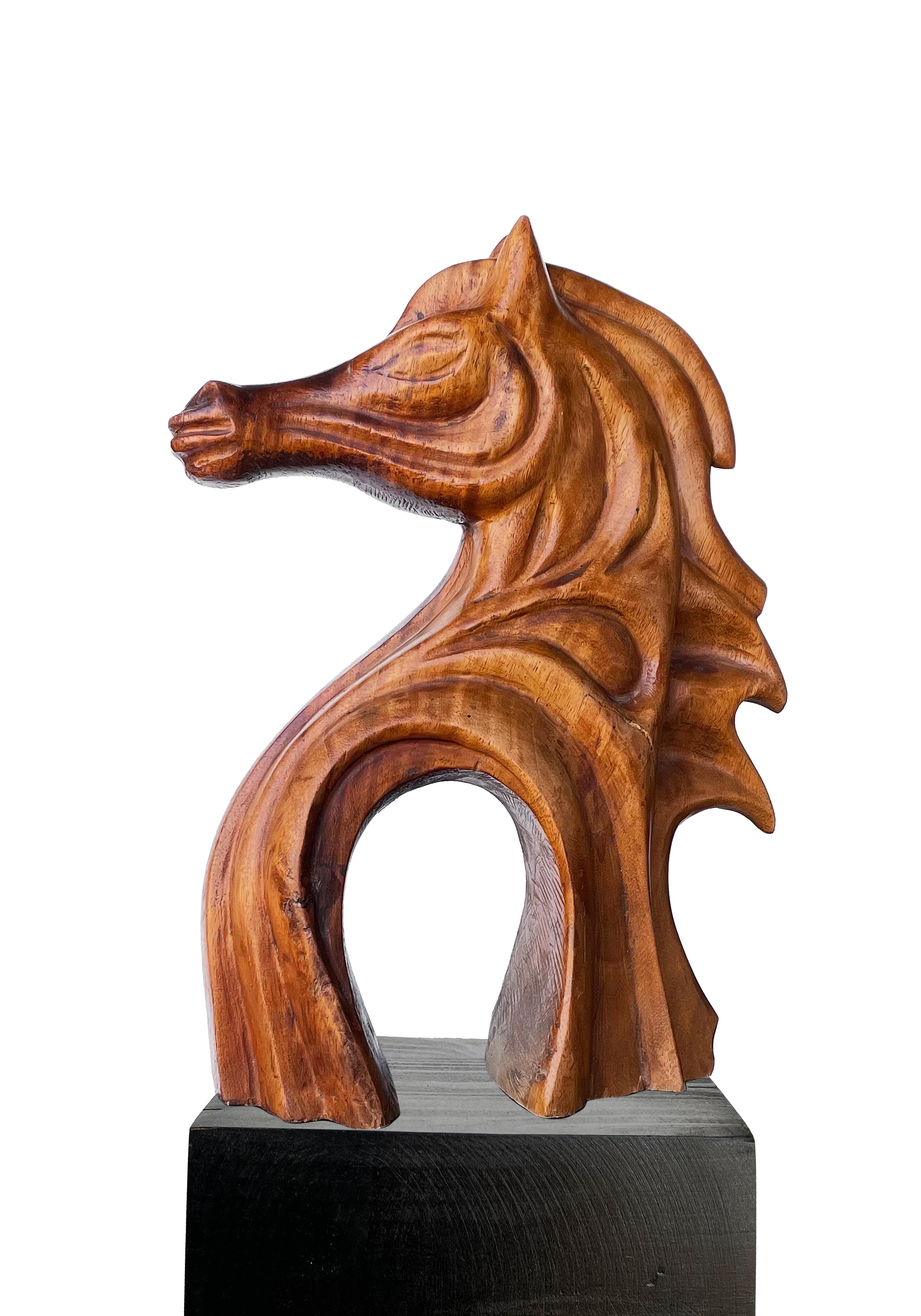 „Grecian Stallion II“-Skulptur 19" x 9" Zoll von Ibrahim Abd Elmalak

Holz
Unterzeichnet und datiert


Skulpturen, die zumeist seine charakteristischen Figuren mit weiblichen Formen und Gefühlen darstellen - ein zentrales Element in Abd Elmalaks