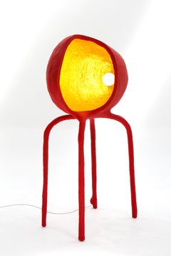 Lampe sur pied ICS, un objet de conversation à quatre pattes en rouge vif