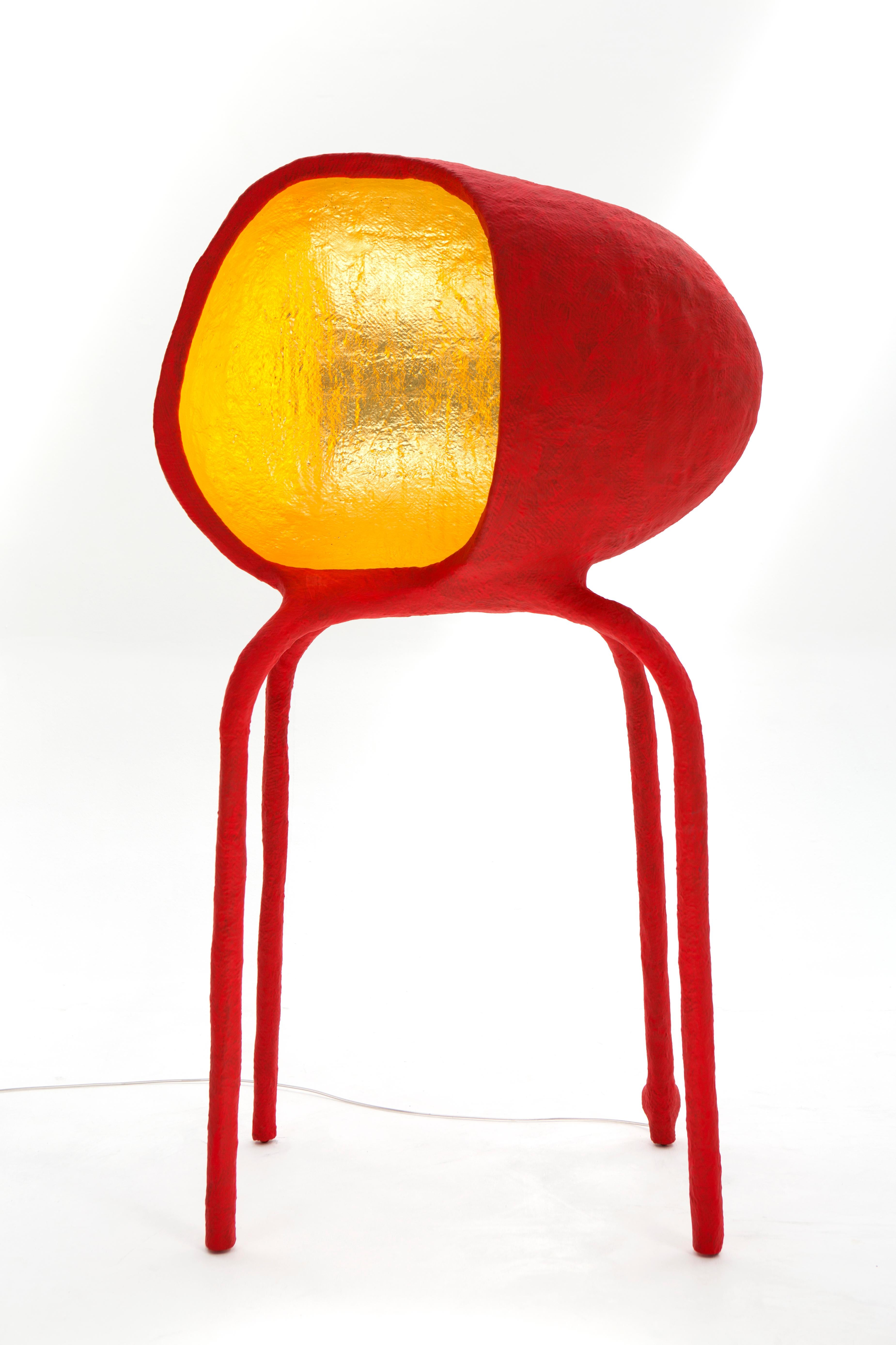 Bohémien ICS-12 Standing Lamp, una lampada a quattro zampe per iniziare una conversazione in un colore rosso brillante. in vendita