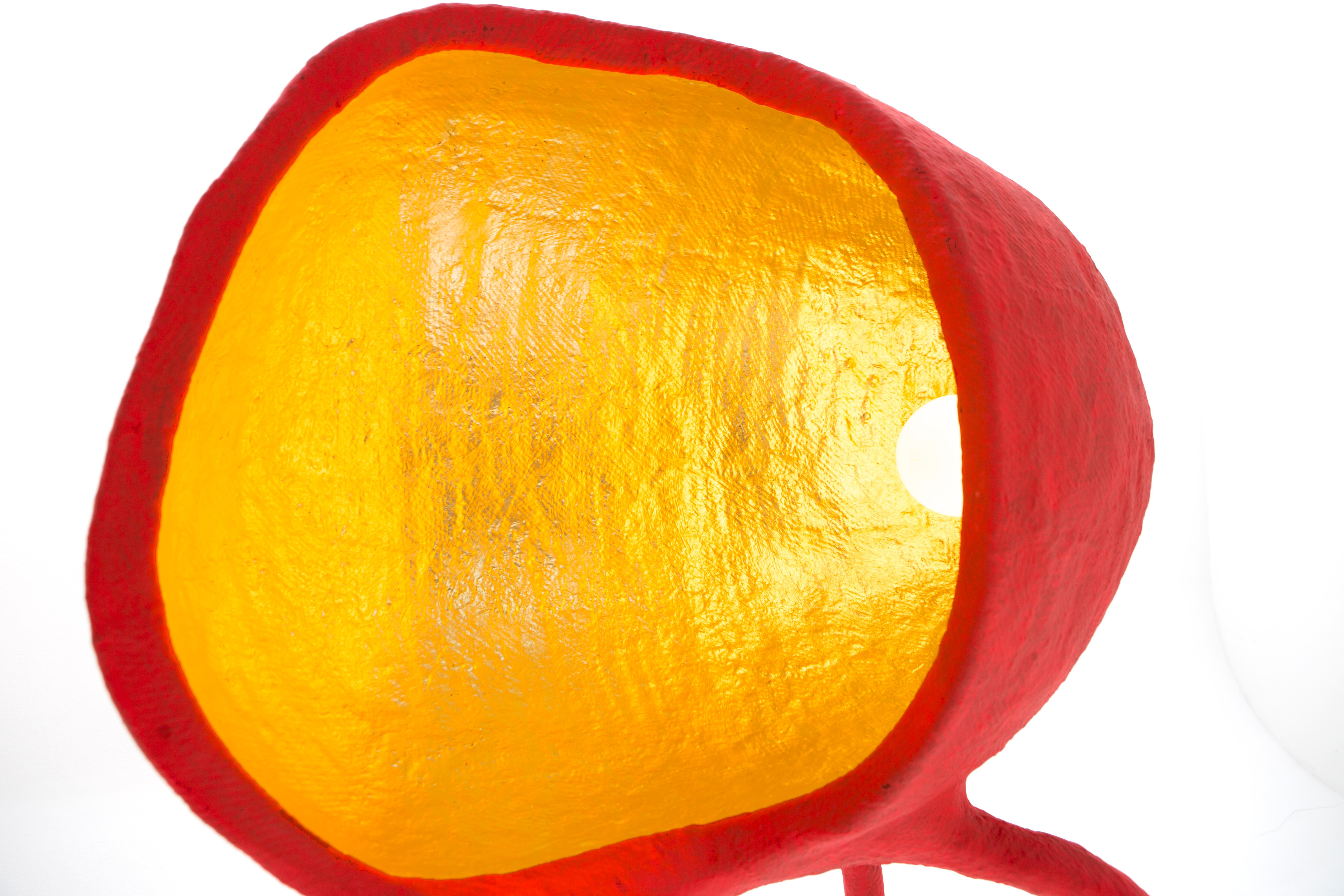 Olandese ICS-12 Standing Lamp, una lampada a quattro zampe per iniziare una conversazione in un colore rosso brillante. in vendita