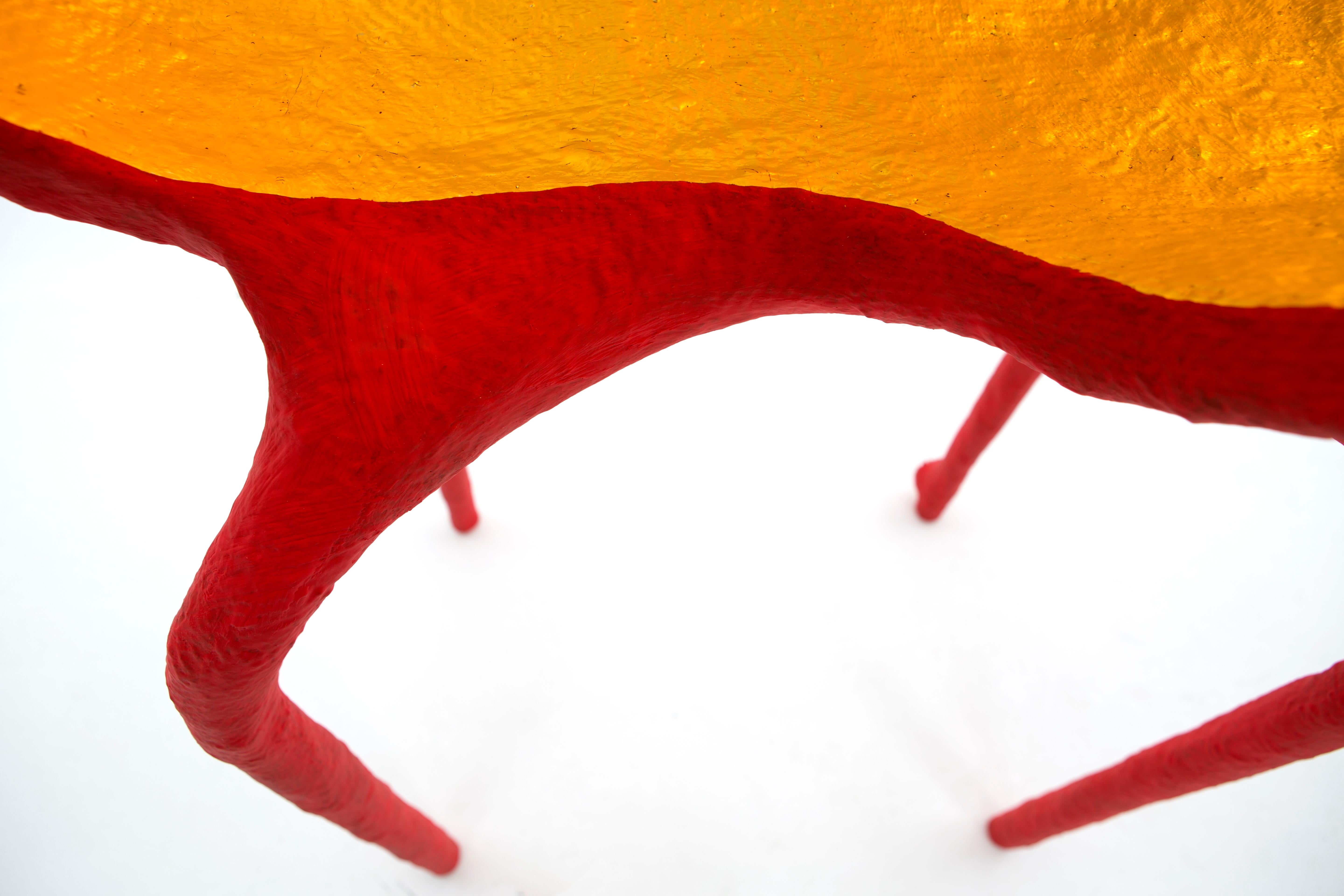 Intagliato ICS-12 Standing Lamp, una lampada a quattro zampe per iniziare una conversazione in un colore rosso brillante. in vendita
