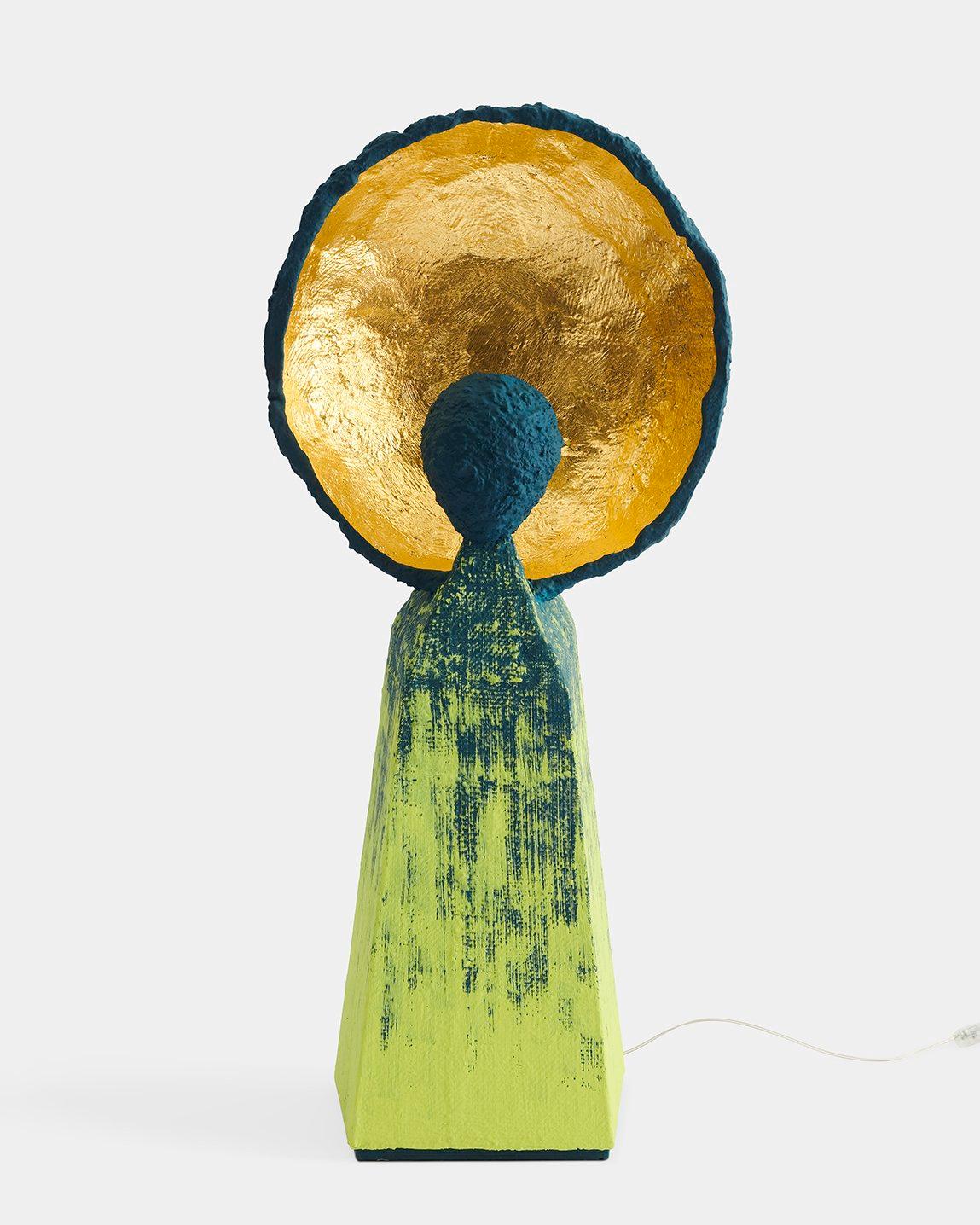 Lampada di design da collezione realizzata a mano della Serie ICS di Studio Josha. Tutti i pezzi di questa serie sono basati sui suoi schizzi disegnati a mano, copiati uno a uno in terza dimensione. 
La cupola è riempita d'oro e ha un'incredibile