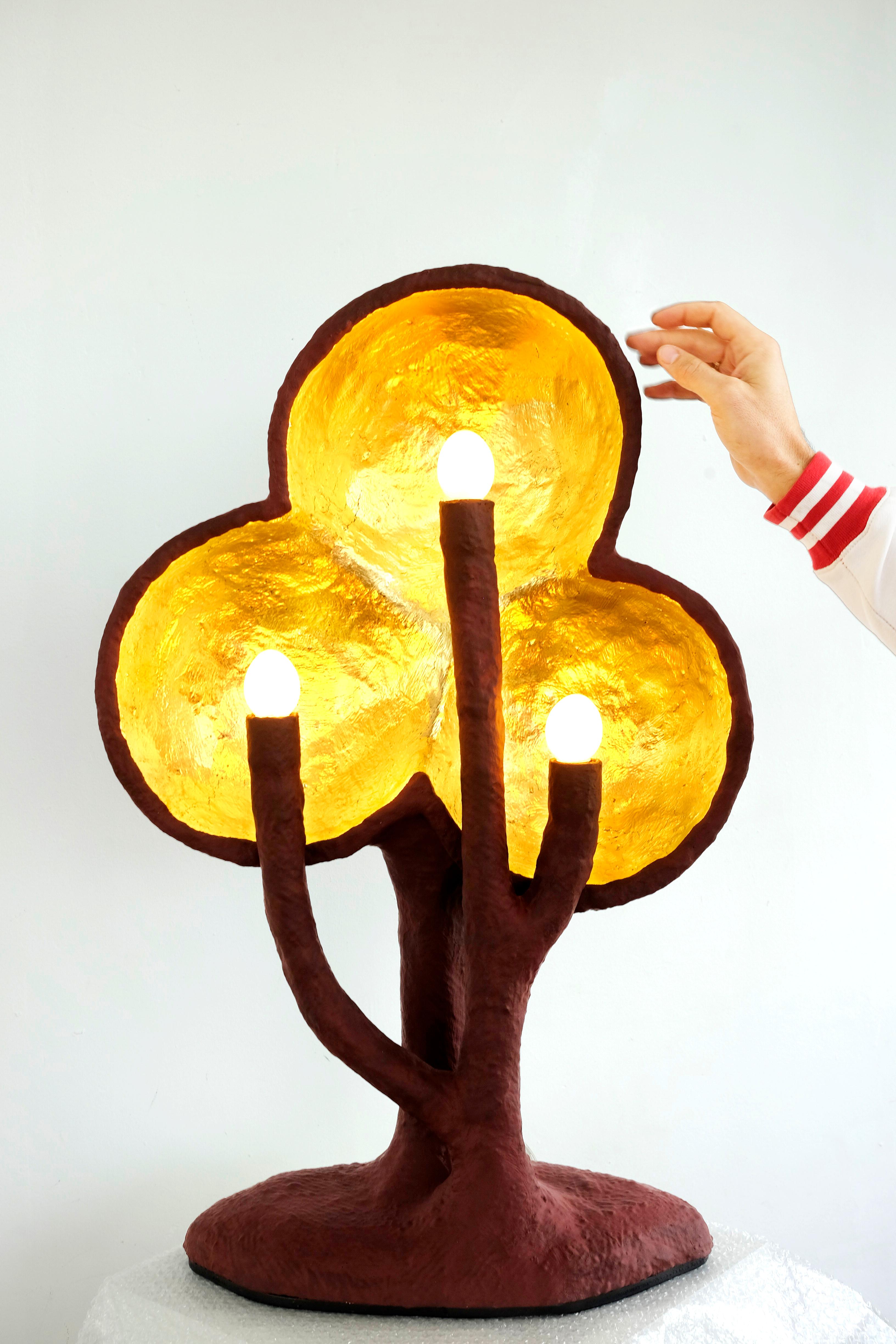 Lampe de collection design fabriquée à la main, de la série ICS du Studio Josha. Toutes les pièces de cette série sont basées sur ses croquis dessinés à la main, copiés un à un en troisième dimension. 
La coupole est remplie d'or et présente une