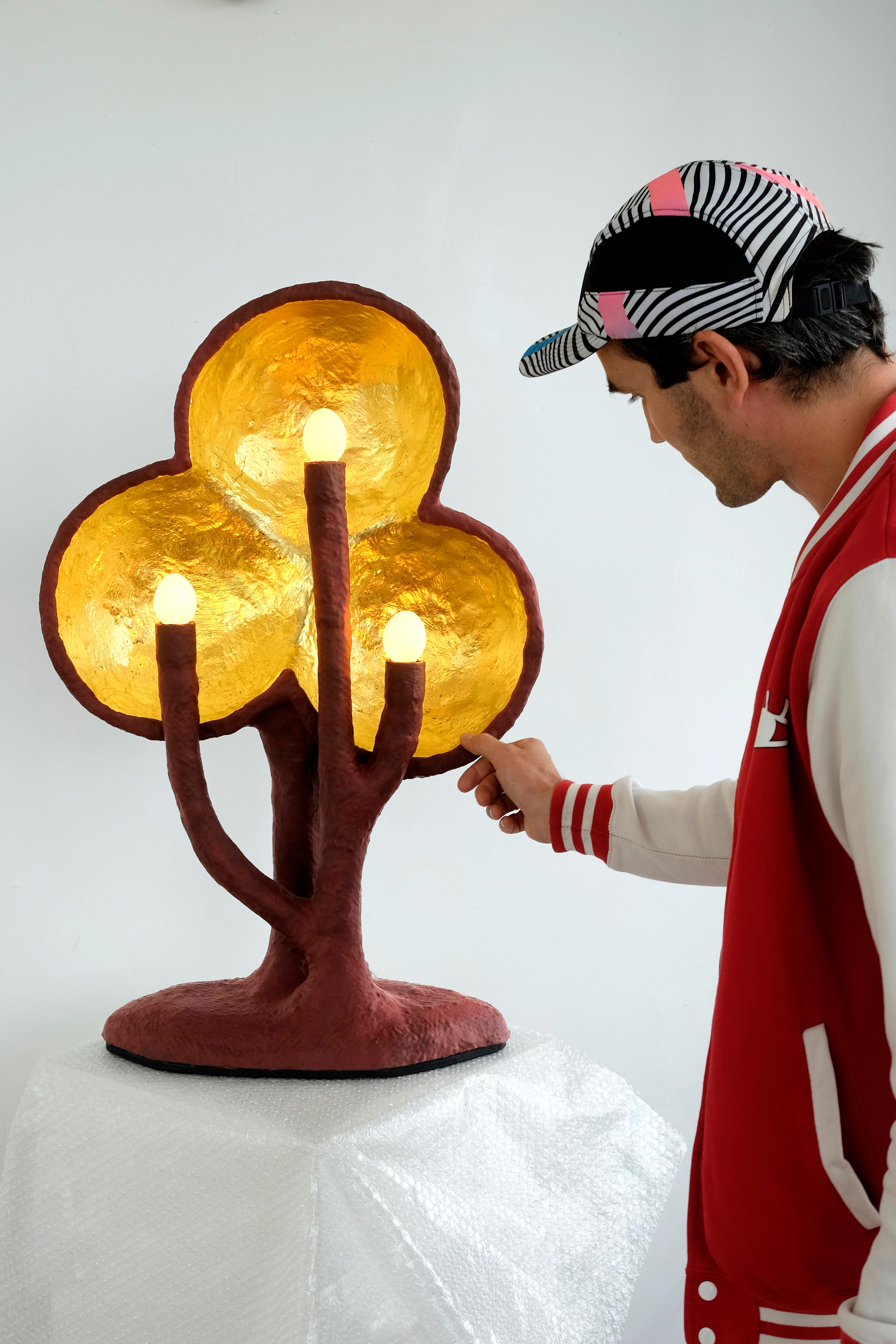 XXIe siècle et contemporain IC-16 Lampe de table, une pièce de design de collection fabriquée à la main avec des feuilles d'or 24k. en vente