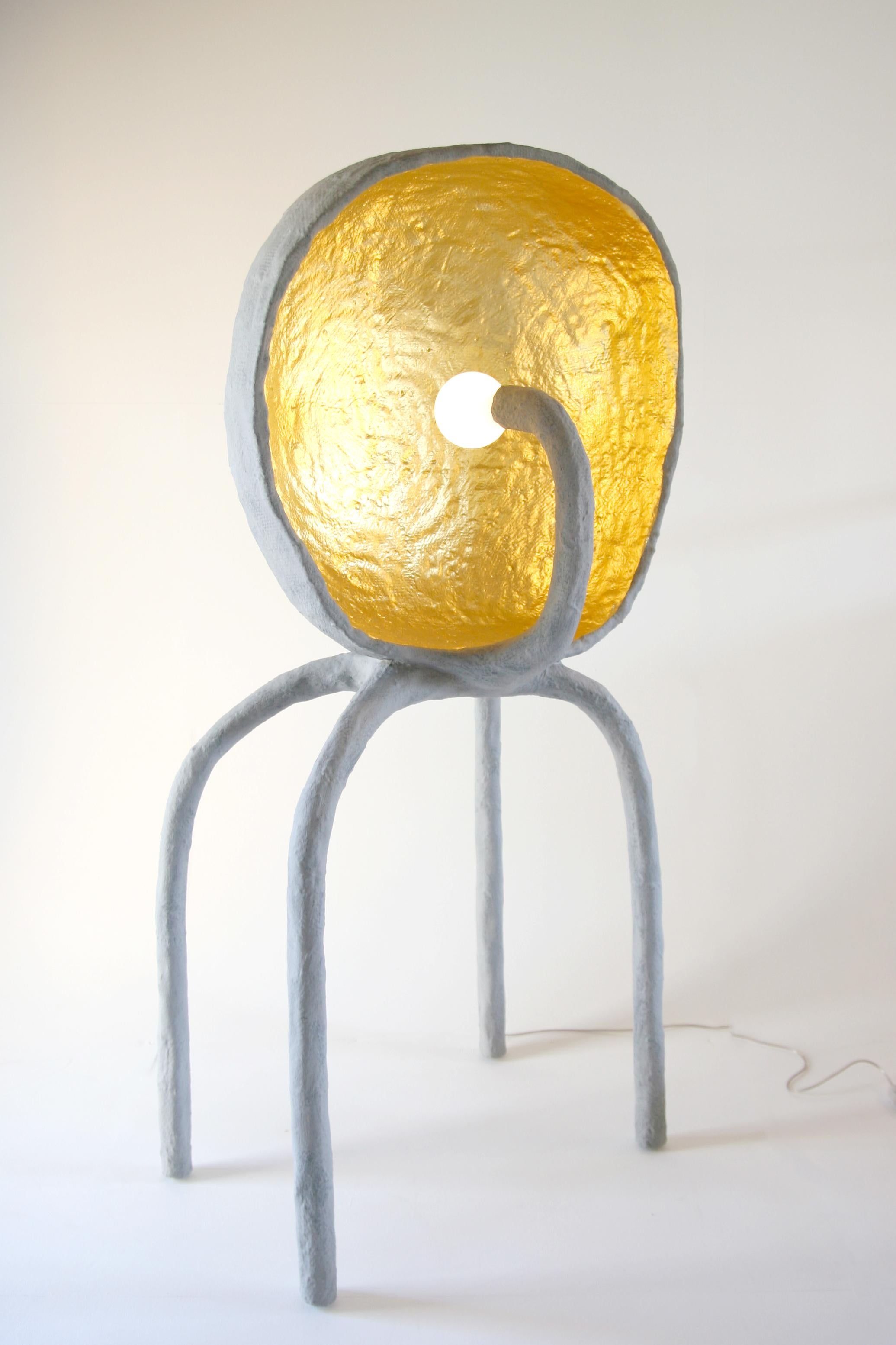 Lampada di design da collezione realizzata a mano della Serie ICS di Studio Josha. Tutti i pezzi di questa serie sono basati sui suoi schizzi disegnati a mano, copiati uno a uno in terza dimensione. 
La cupola è riempita d'oro e ha un'incredibile