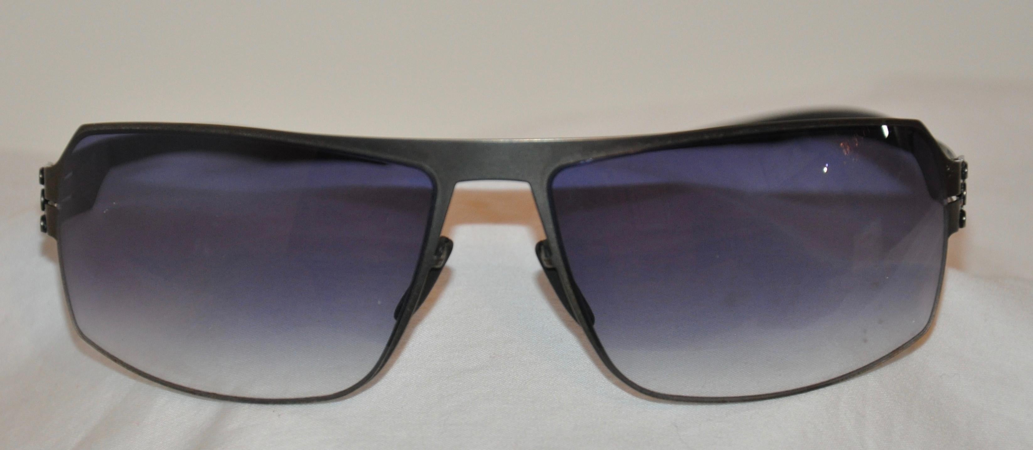    Ic! Berlin Black gebogene, flexible Sonnenbrille aus Titan in blauem Farbton, hergestellt in Deutschland, misst 5 1/2 Zoll auf der Vorderseite. Messen der Kurve Aspekt von rechts nach links misst 6 1/2 Zoll, Höhe ist 1 5/8 Zoll, und die Arme sind