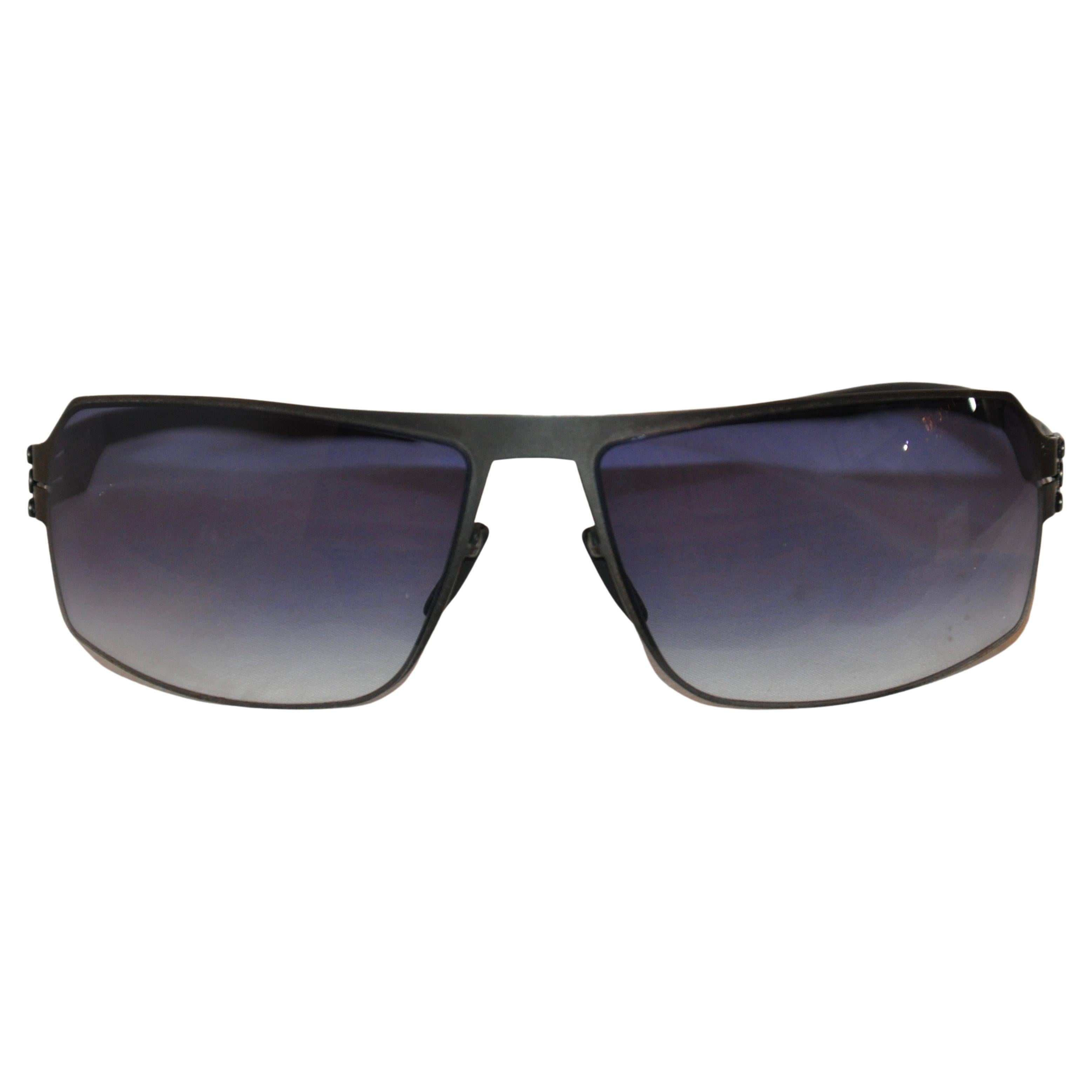 Ic! Berlin Berlin Schwarze Sonnenbrille aus geschwungenem Titan mit blauem Glanz im Angebot